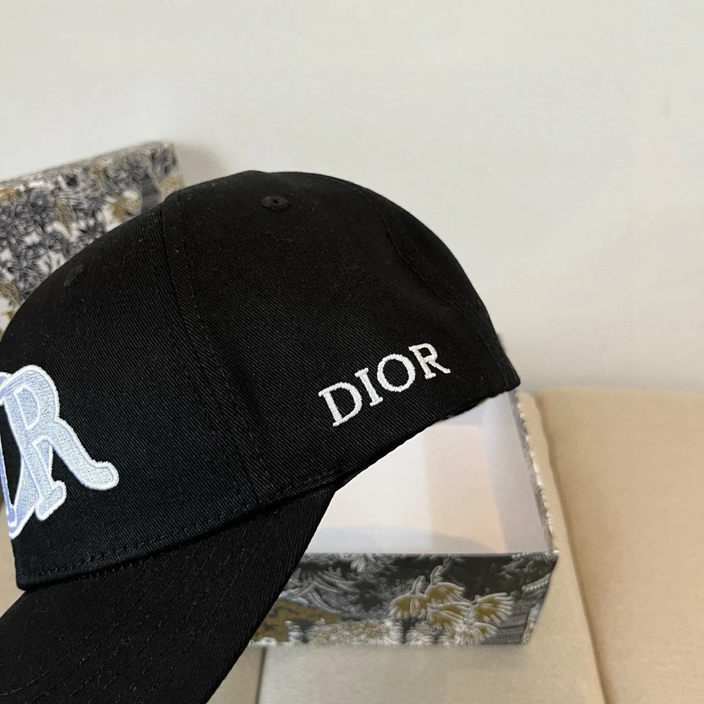 P60 [DIOR Dior] new popular simple baseball cap 🧢, new model shipped, big brand style is super easy to match, hurry up and get it!