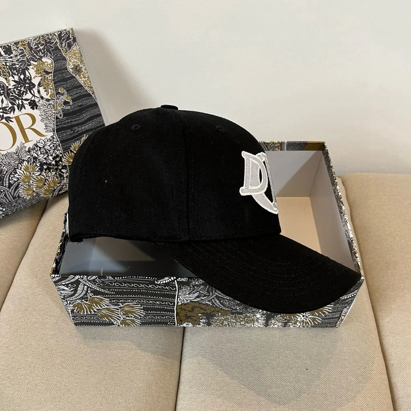 P60 [DIOR Dior] new popular simple baseball cap 🧢, new model shipped, big brand style is super easy to match, hurry up and get it!