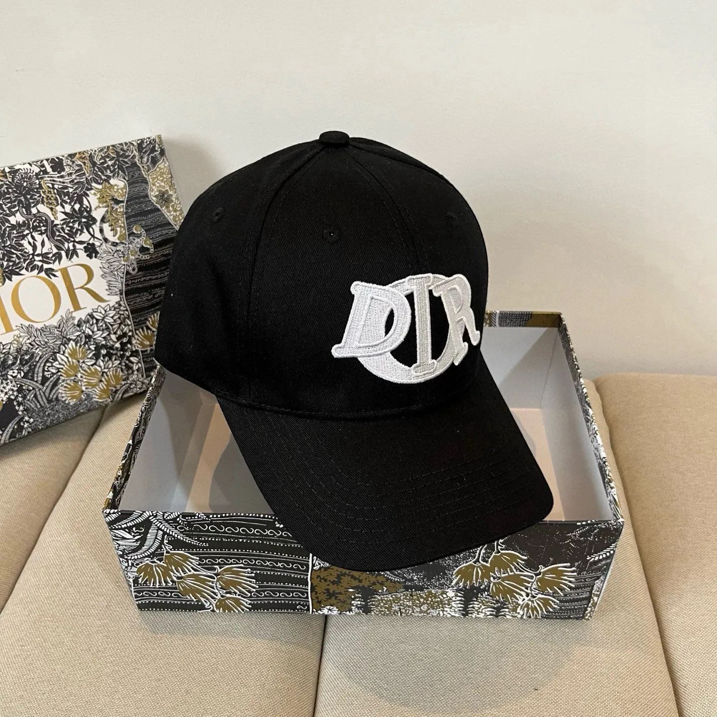 P60 [DIOR Dior] new popular simple baseball cap 🧢, new model shipped, big brand style is super easy to match, hurry up and get it!