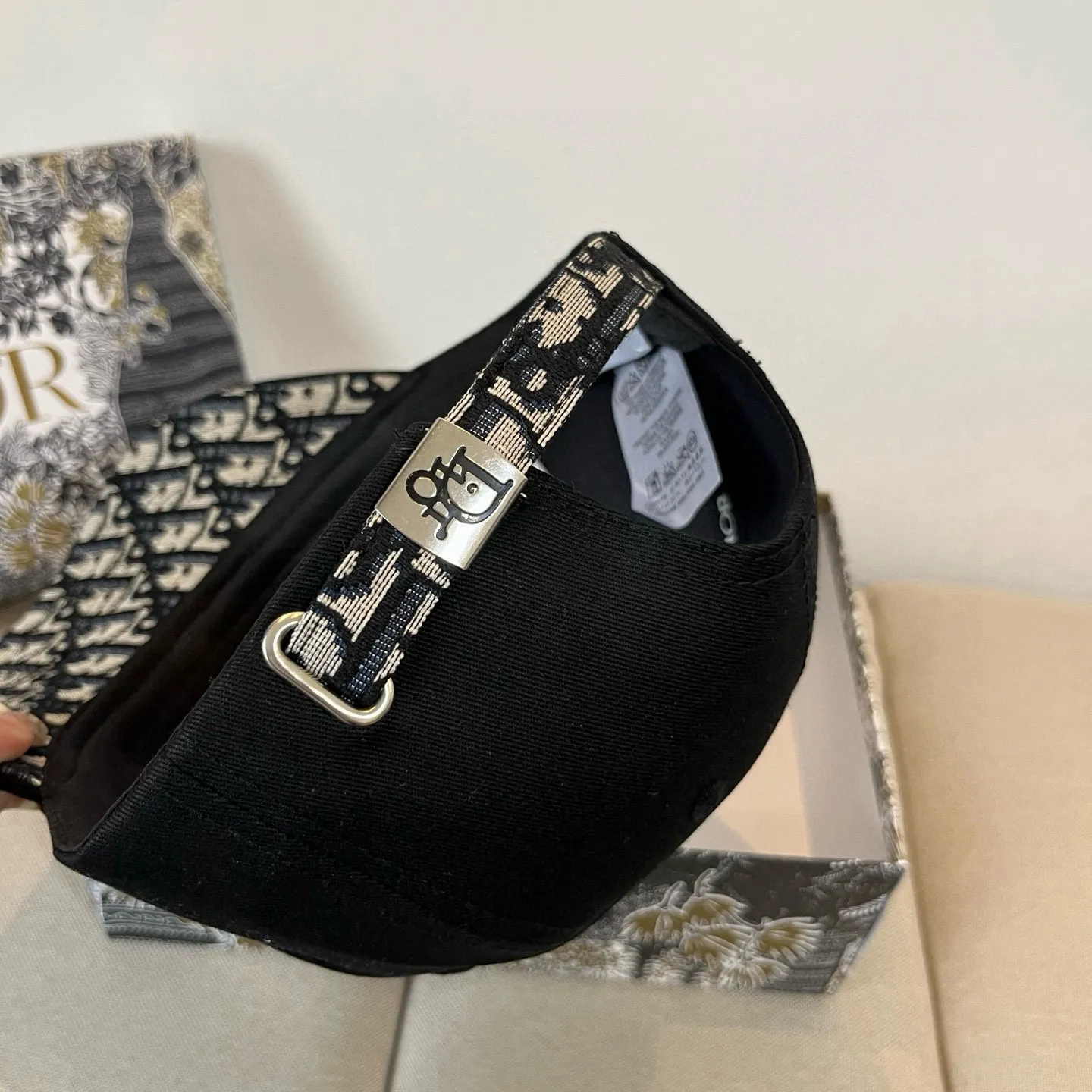 P60 [DIOR Dior] new popular simple baseball cap 🧢, new model shipped, big brand style is super easy to match, hurry up and get it!