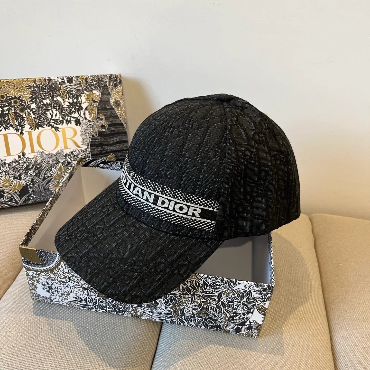 P60 [DIOR Dior] new popular simple baseball cap 🧢, new model shipped, big brand style is super easy to match, hurry up and get it!