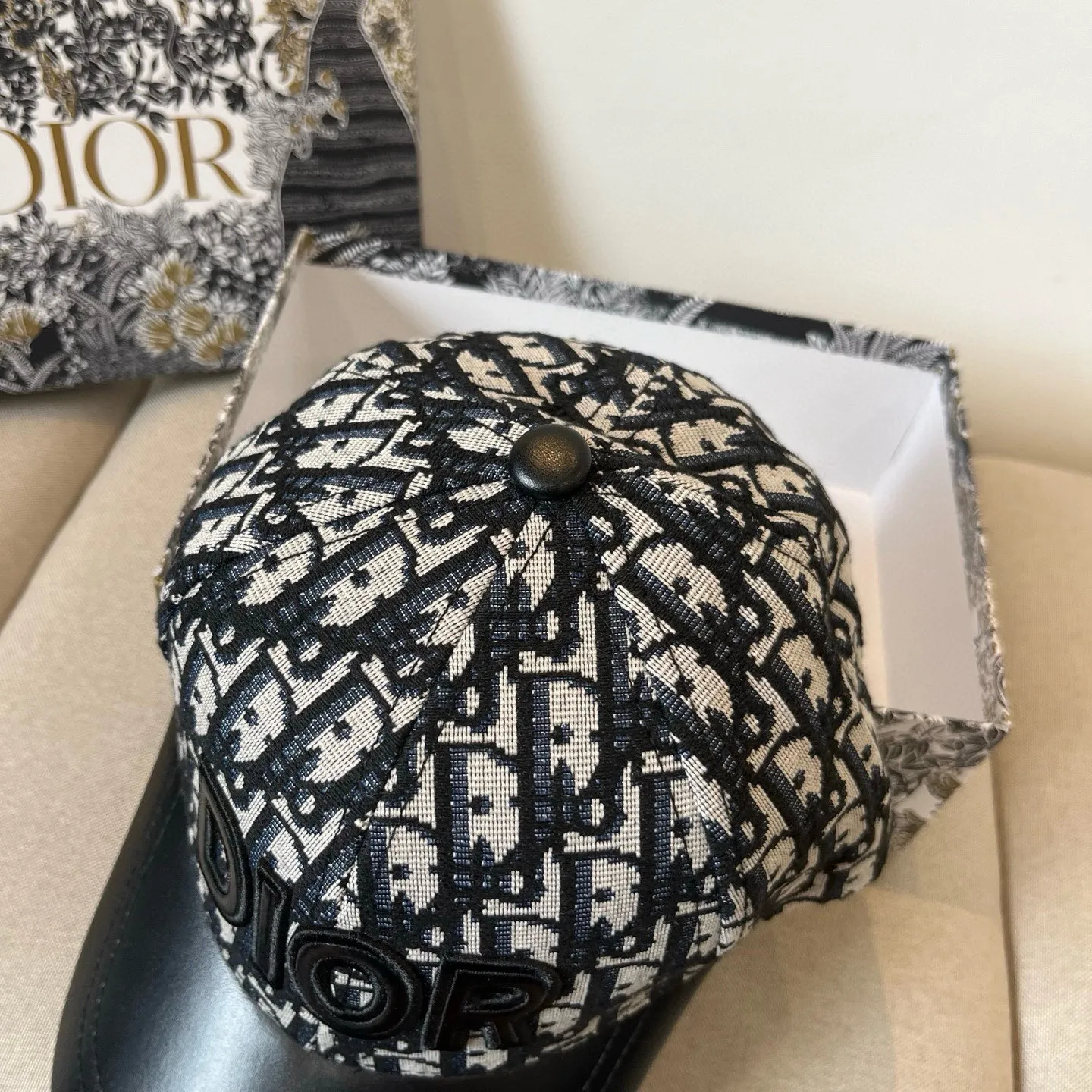 P60 [DIOR Dior] new popular simple baseball cap 🧢, new model shipped, big brand style is super easy to match, hurry up and get it!