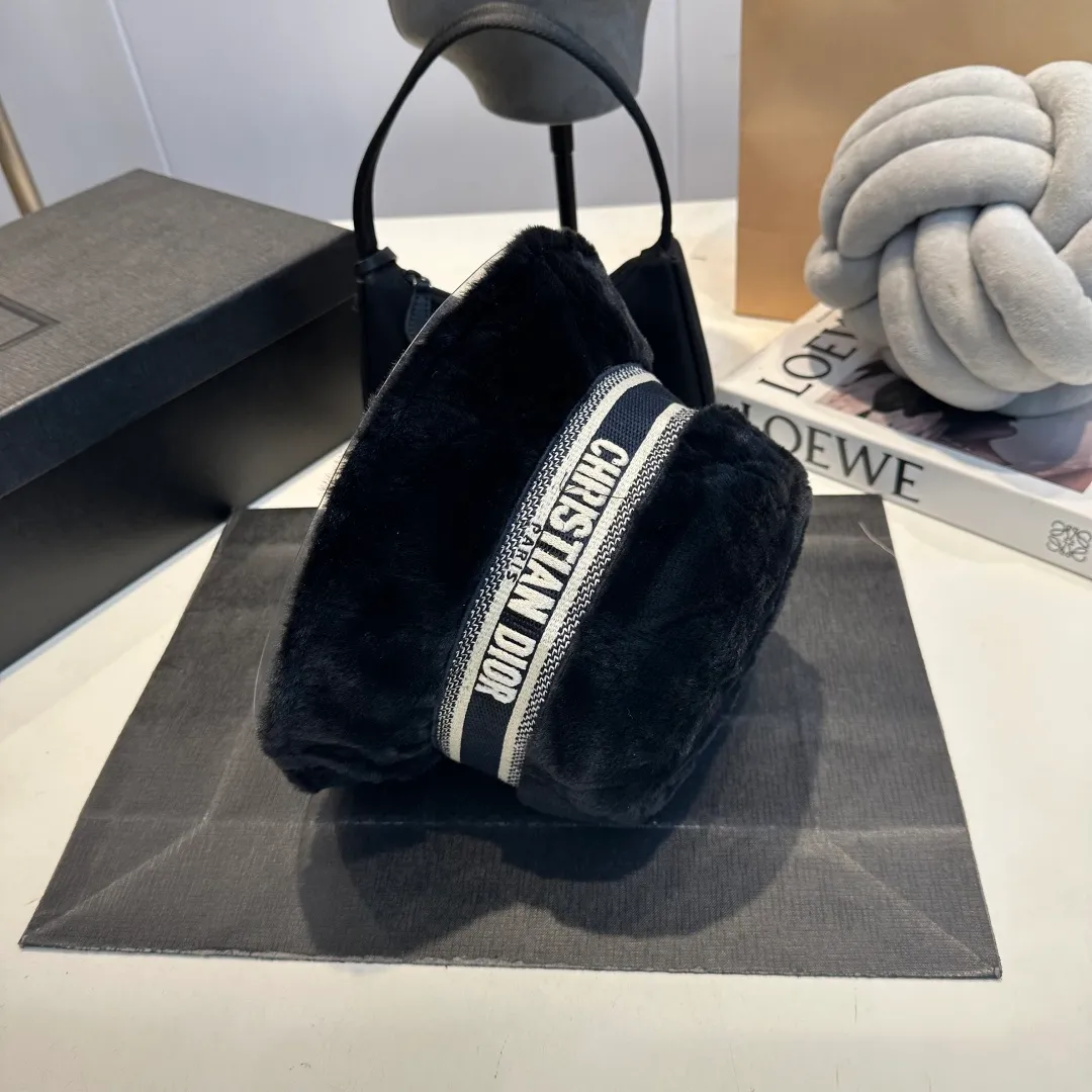 P70 Dior's new fisherman's hat with lettering and webbing. Super socialite. The deeper hat shape makes it more elegant. This season's hot item! Material: 100% cotton Head circumference: 57cm