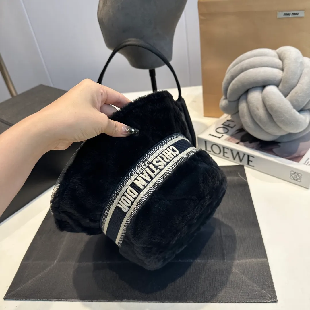 P70 Dior's new fisherman's hat with lettering and webbing. Super socialite. The deeper hat shape makes it more elegant. This season's hot item! Material: 100% cotton Head circumference: 57cm
