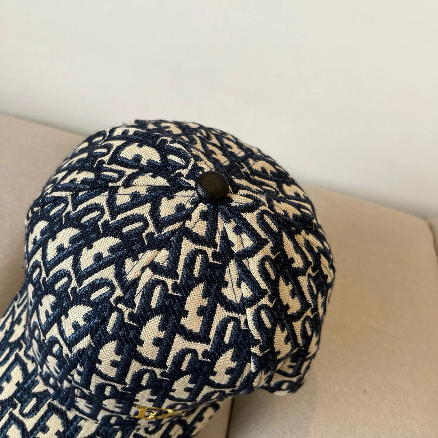 P60 [DIOR Dior] new popular simple baseball cap 🧢, new model shipped, big brand style is super easy to match, hurry up and get it!