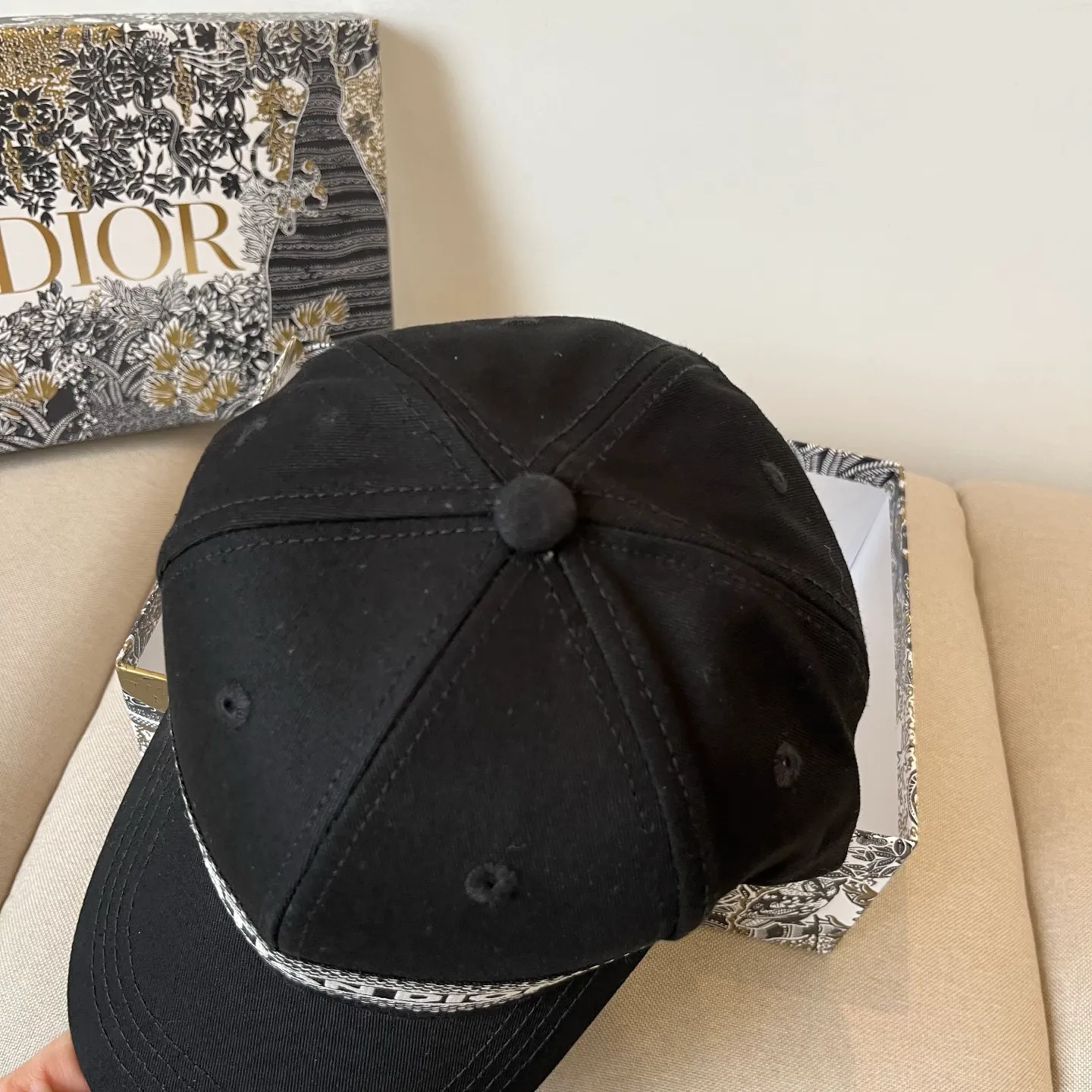 P60 [DIOR Dior] new popular simple baseball cap 🧢, new model shipped, big brand style is super easy to match, hurry up and get it!