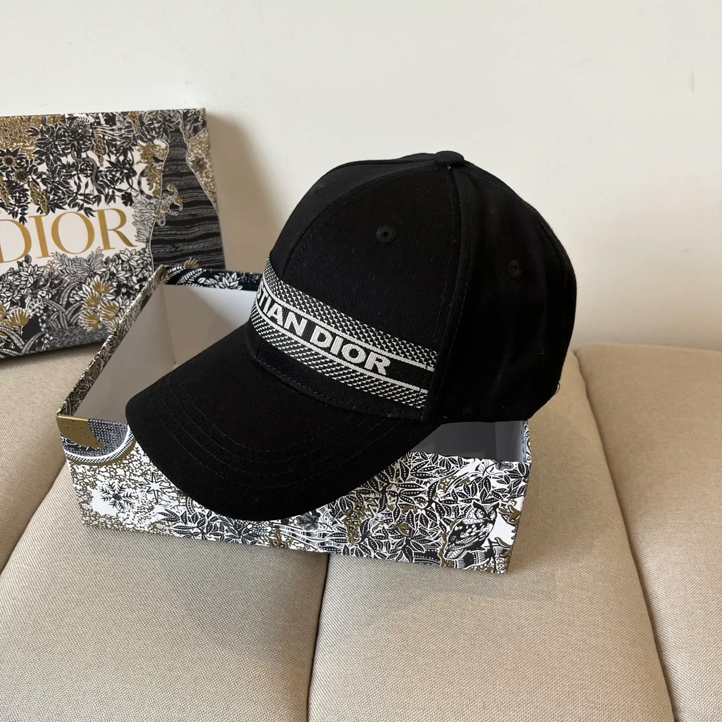 P60 [DIOR Dior] new popular simple baseball cap 🧢, new model shipped, big brand style is super easy to match, hurry up and get it!