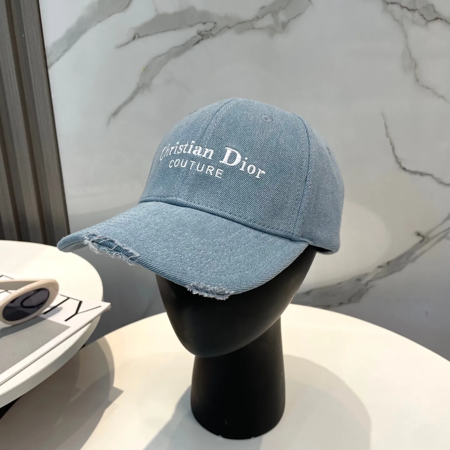 P76 Dior's new embroidered denim baseball cap, pure cotton lining, light and breathable! The quality is great, the basic head circumference is 56cm, and it is adjustable. three colors