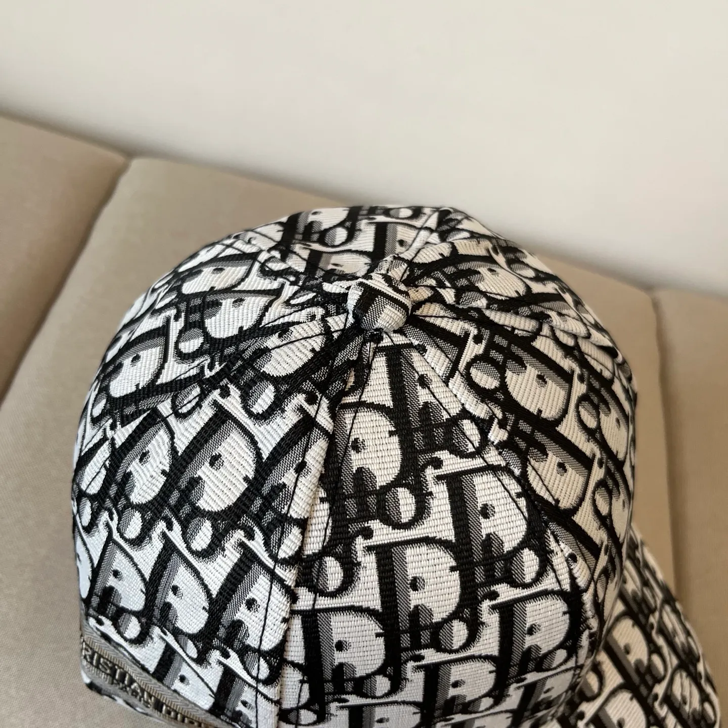P60 [DIOR Dior] new popular simple baseball cap 🧢, new model shipped, big brand style is super easy to match, hurry up and get it!