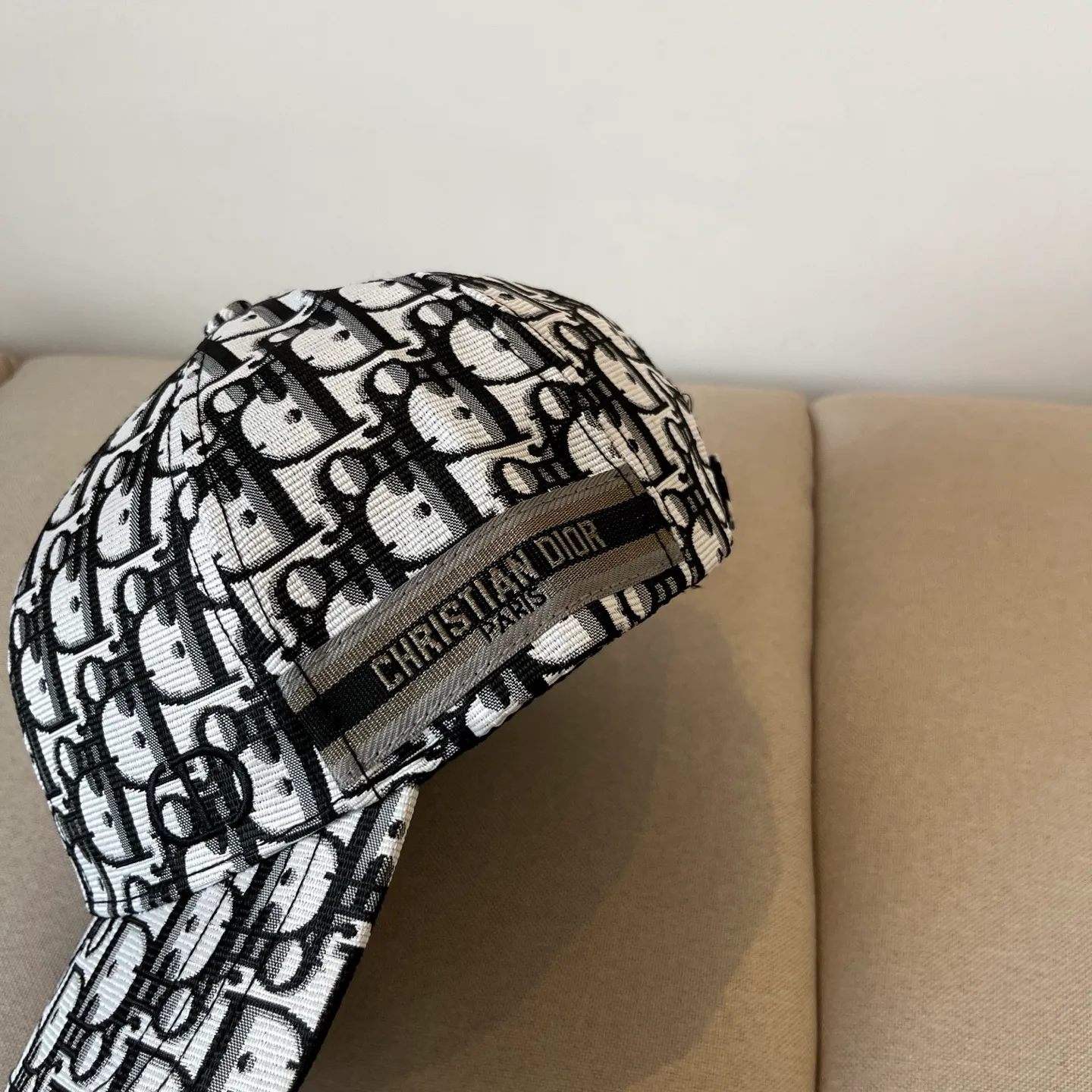 P60 [DIOR Dior] new popular simple baseball cap 🧢, new model shipped, big brand style is super easy to match, hurry up and get it!