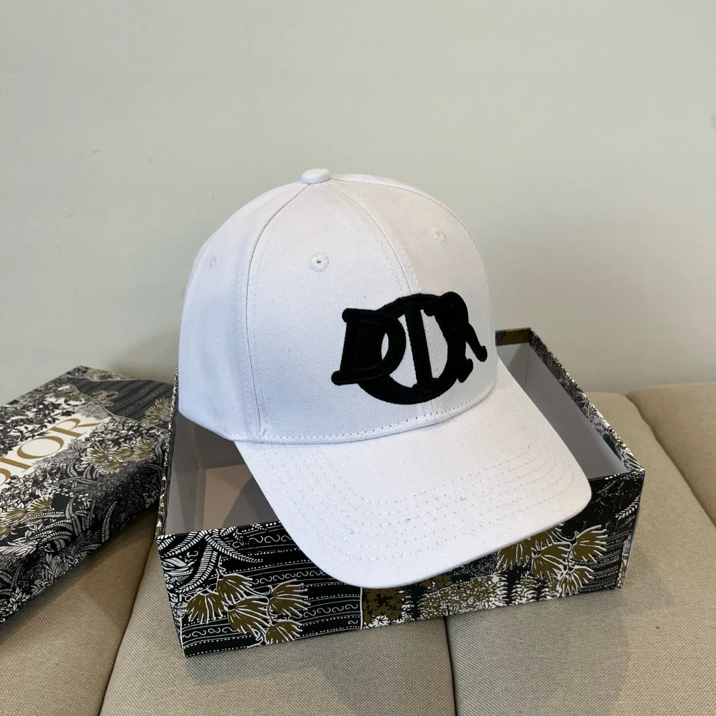 P60 [DIOR Dior] new popular simple baseball cap 🧢, new model shipped, big brand style is super easy to match, hurry up and get it!