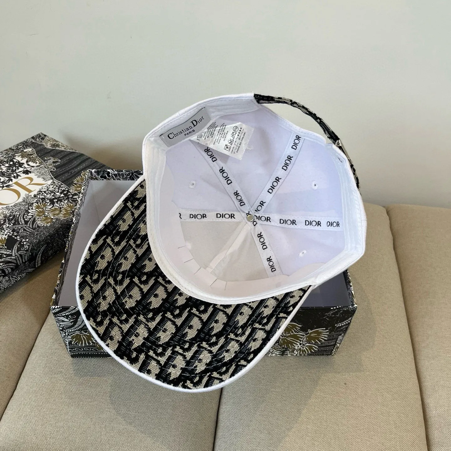 P60 [DIOR Dior] new popular simple baseball cap 🧢, new model shipped, big brand style is super easy to match, hurry up and get it!