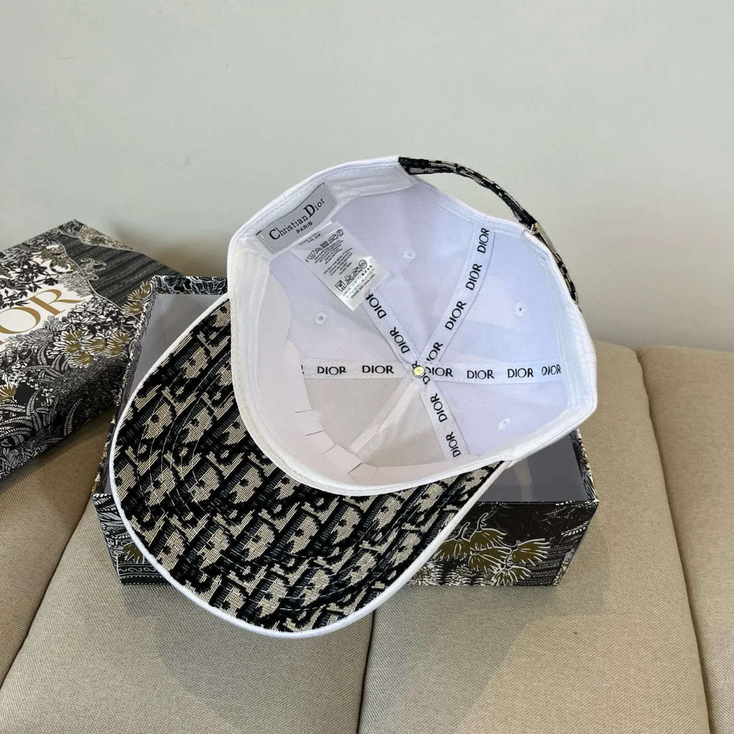 P60 [DIOR Dior] new popular simple baseball cap 🧢, new model shipped, big brand style is super easy to match, hurry up and get it!