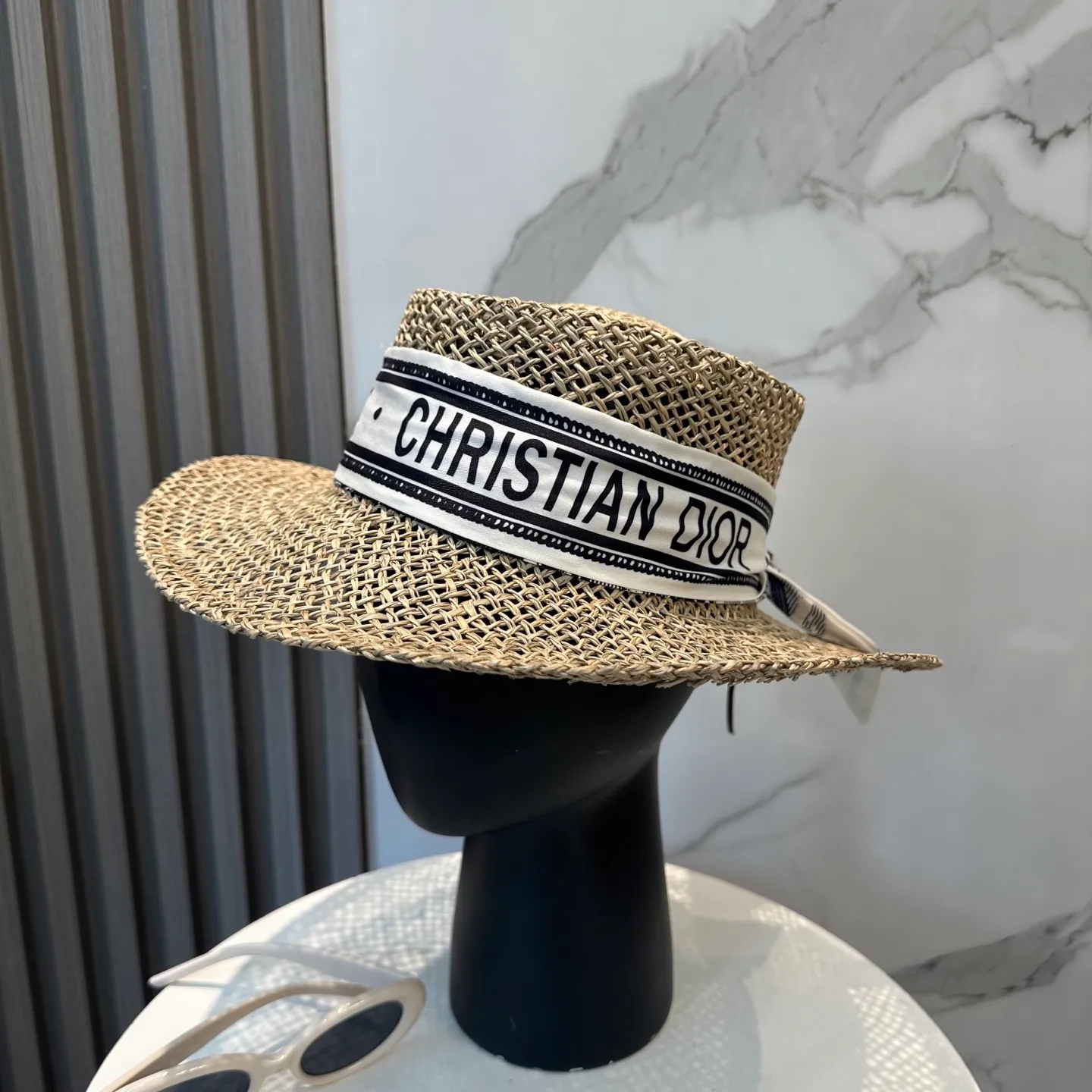 P96 👒DIOR👒 Imported high-quality finely woven straw hat, purely hand-woven, 👍beautiful hat, a must-have for the beach, simple and elegant style, super beautiful, a must-have item in summer and super sun protection😍