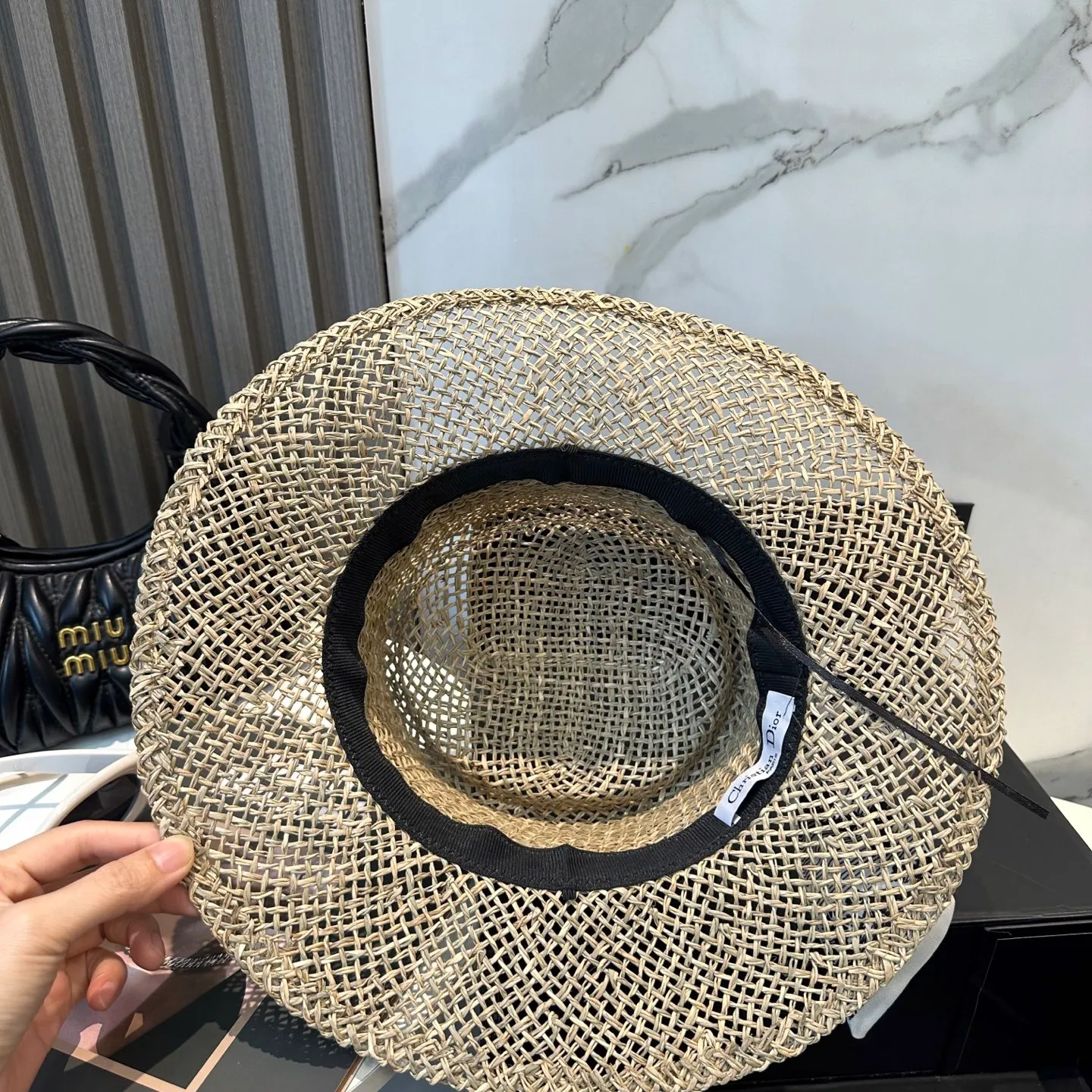 P96 👒DIOR👒 Imported high-quality finely woven straw hat, purely hand-woven, 👍beautiful hat, a must-have for the beach, simple and elegant style, super beautiful, a must-have item in summer and super sun protection😍