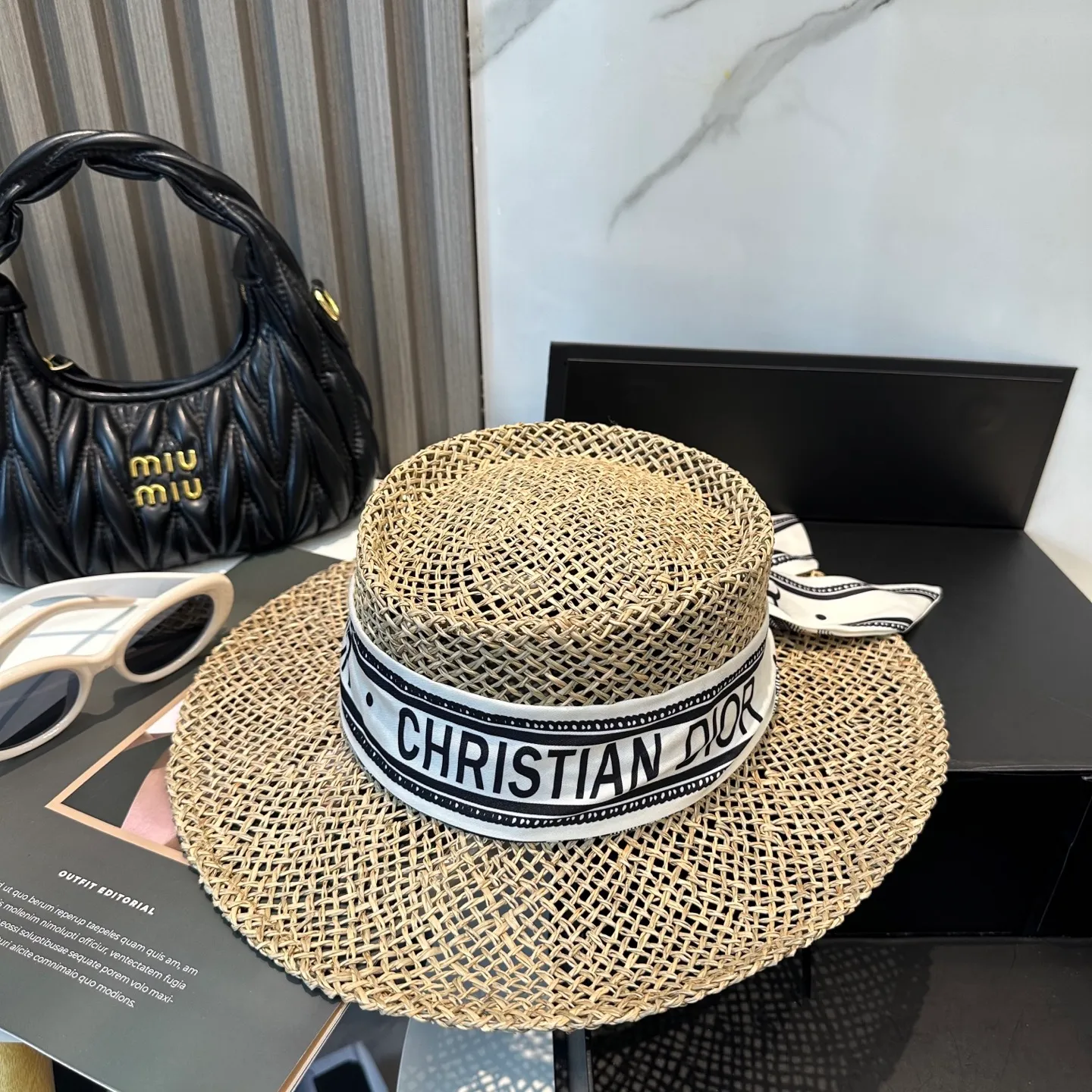 P96 👒DIOR👒 Imported high-quality finely woven straw hat, purely hand-woven, 👍beautiful hat, a must-have for the beach, simple and elegant style, super beautiful, a must-have item in summer and super sun protection😍