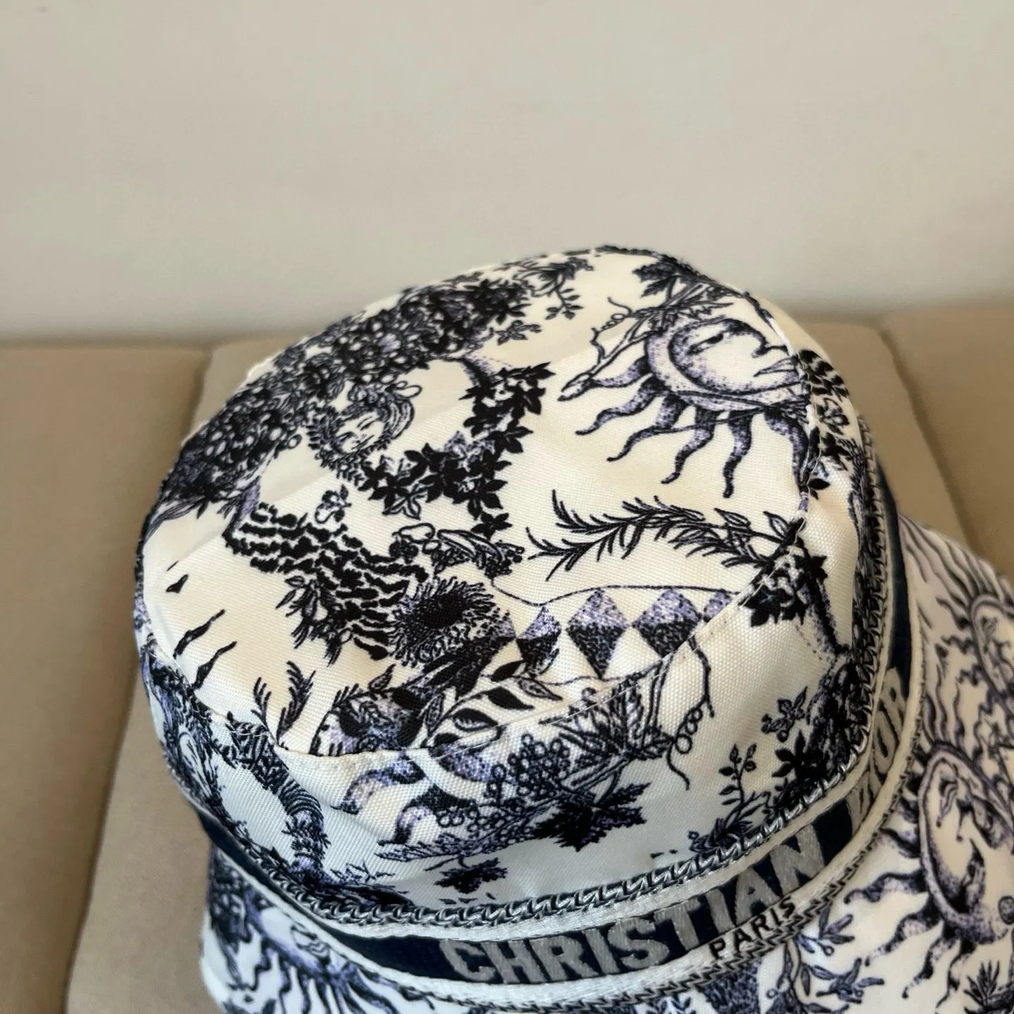 P70 [DIOR Dior] is a new and popular simple bucket hat. It is shipped in new style. It is very easy to match with big-name models. Hurry up and get it!
