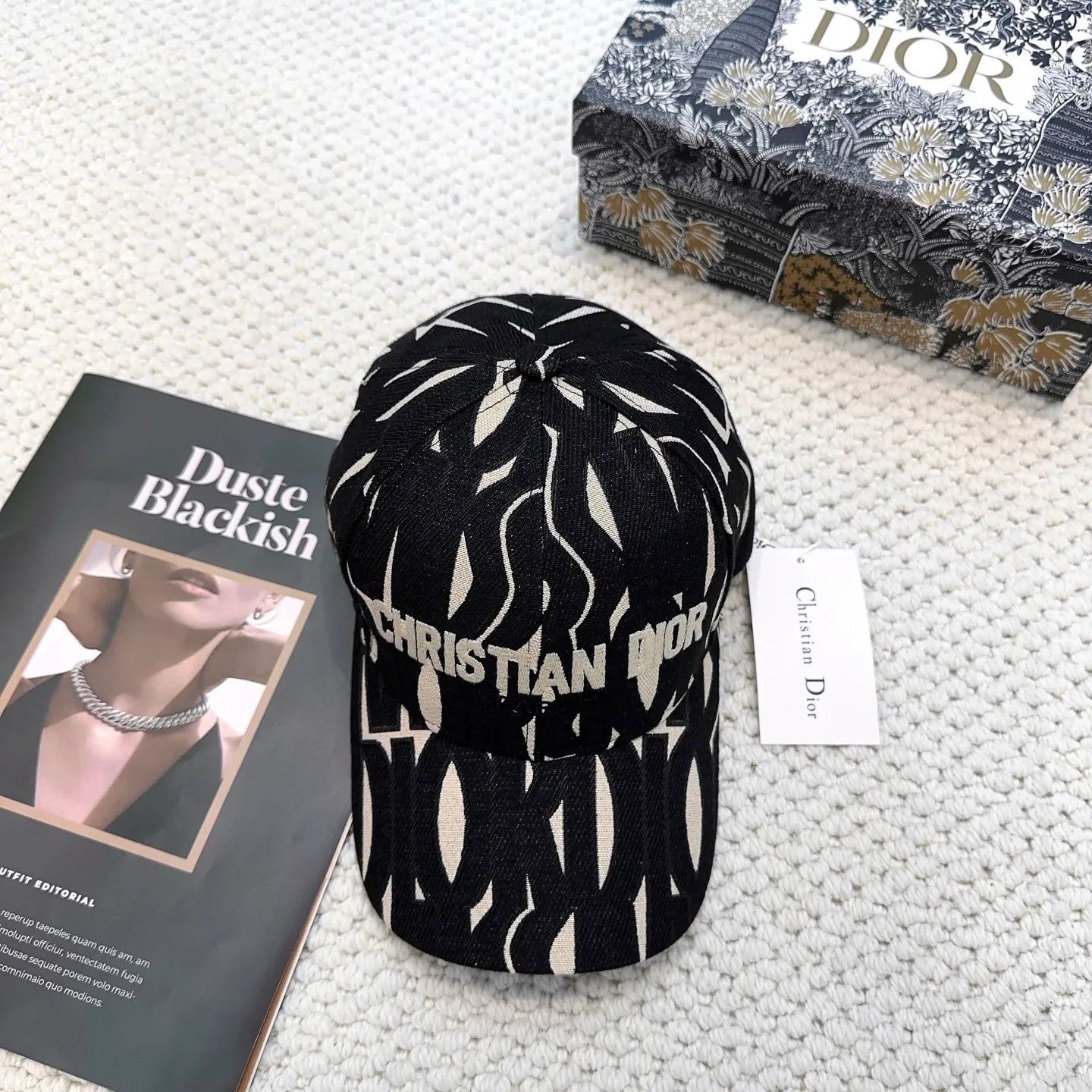 P66 Dior👒 New high version embroidered baseball cap🧢, super high sun protection index, especially small face, stylish and not soft, can be folded at will, easy to carry🤗