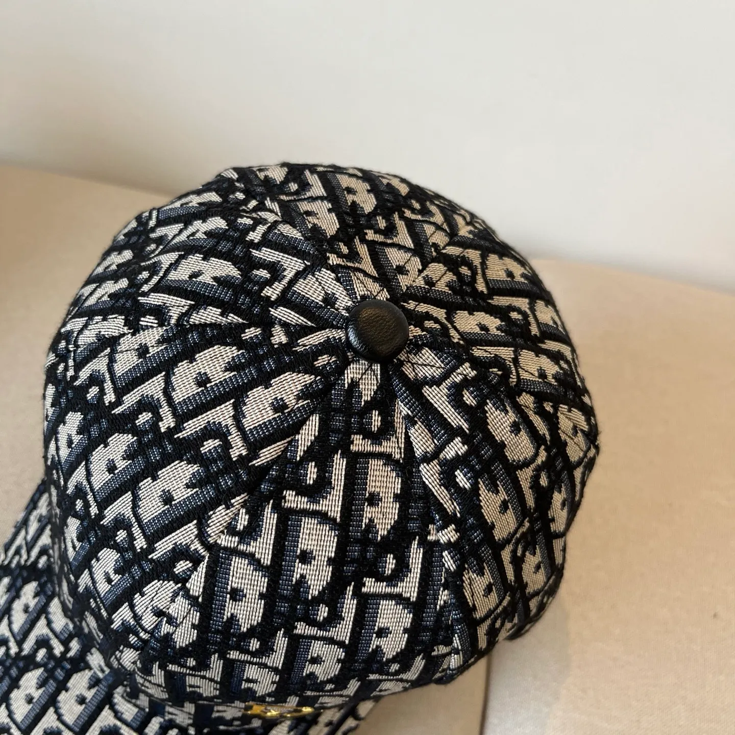 P60 [DIOR Dior] new popular simple baseball cap 🧢, new model shipped, big brand style is super easy to match, hurry up and get it!
