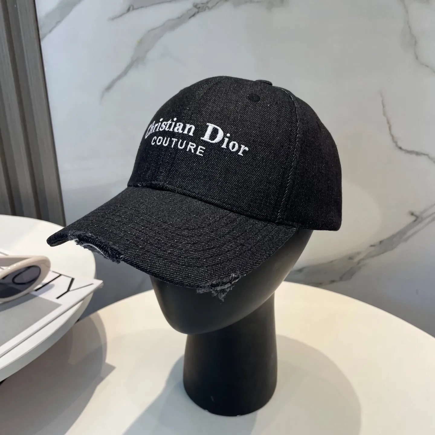 P76Dior (Dior) new embroidered denim baseball cap, pure cotton lining, light and breathable! The quality is great, the basic head circumference is 56cm, and it is adjustable. three colors