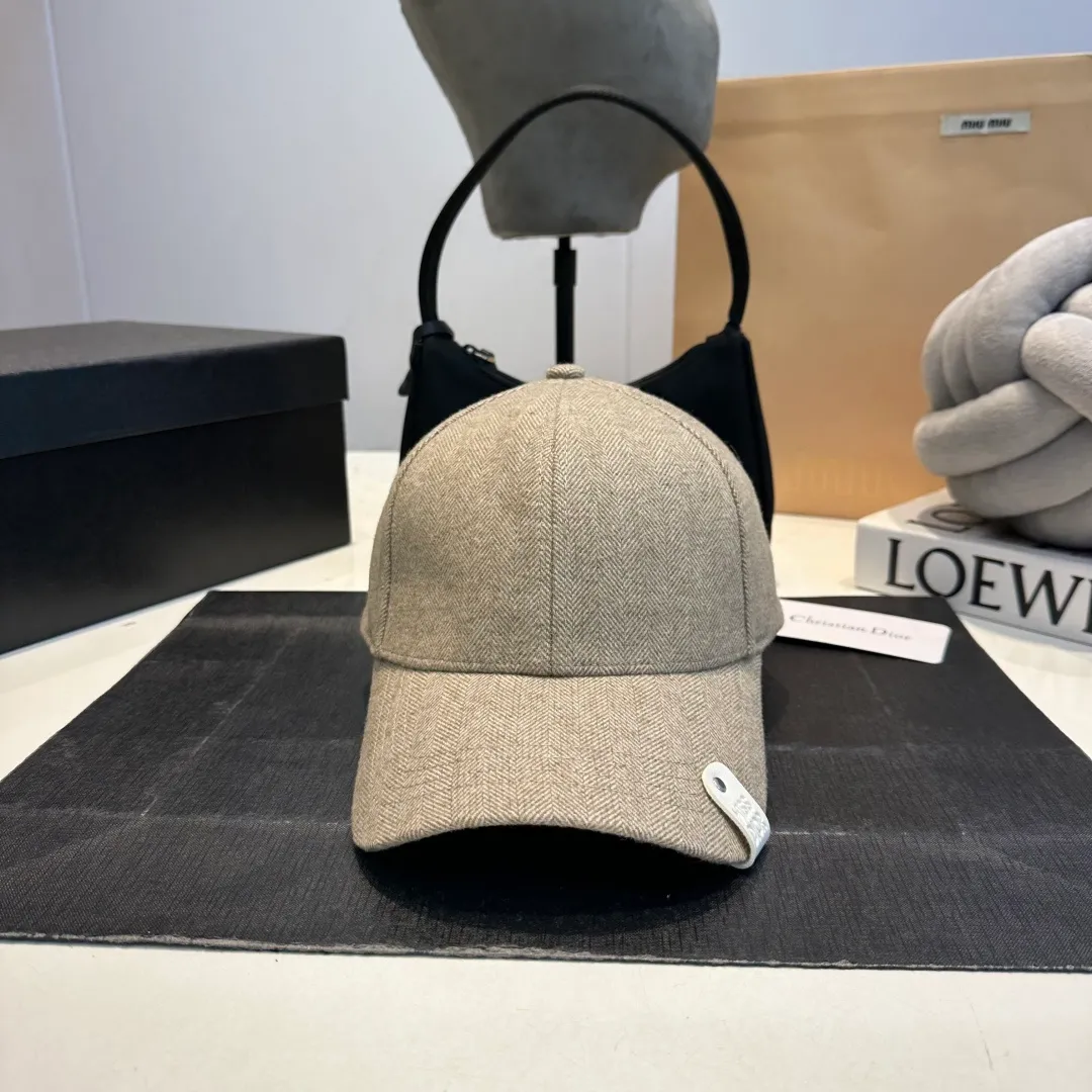 P70 DIOR Dior's new popular simple baseball cap 🧢, new model shipped, big brand style is super easy to match, hurry up and get it!