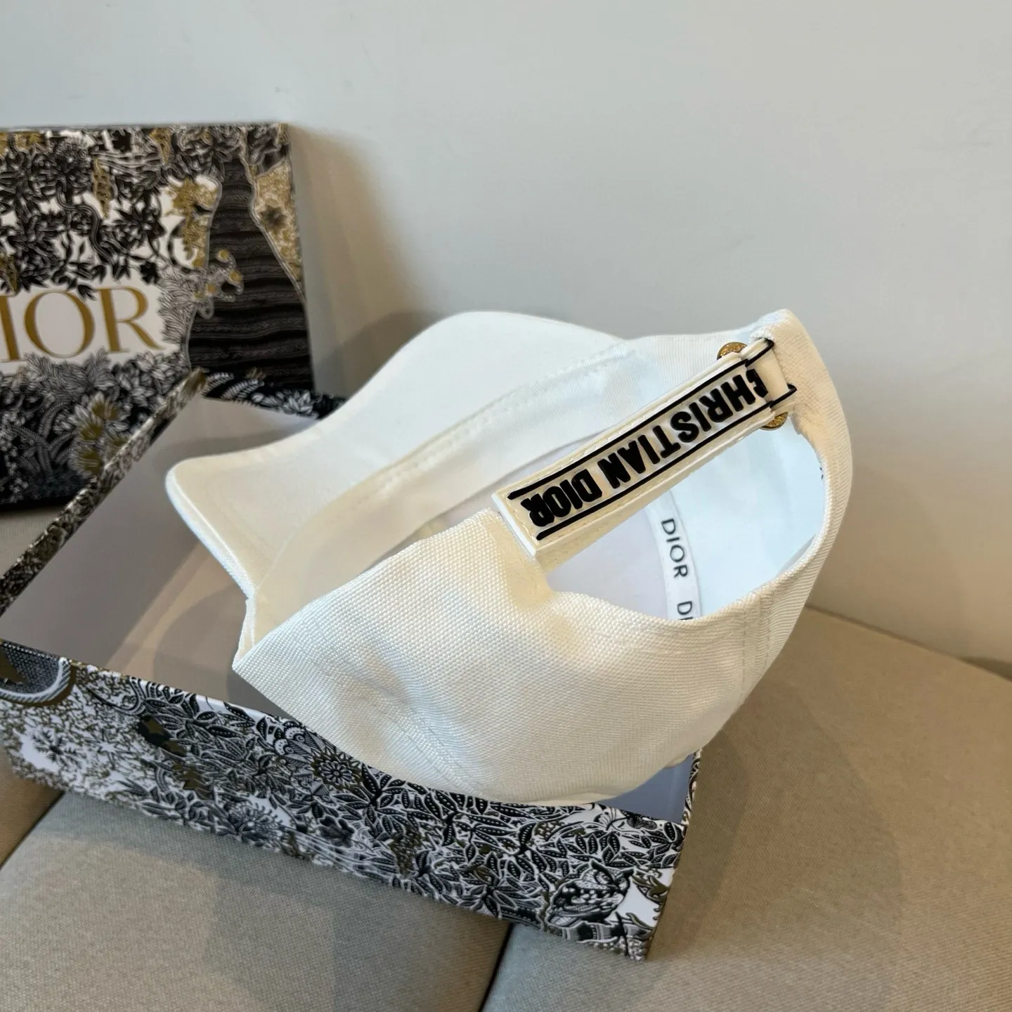 P66 [DIOR Dior] new popular simple baseball cap 🧢, new model shipped, big brand style is super easy to match, hurry up and get it!