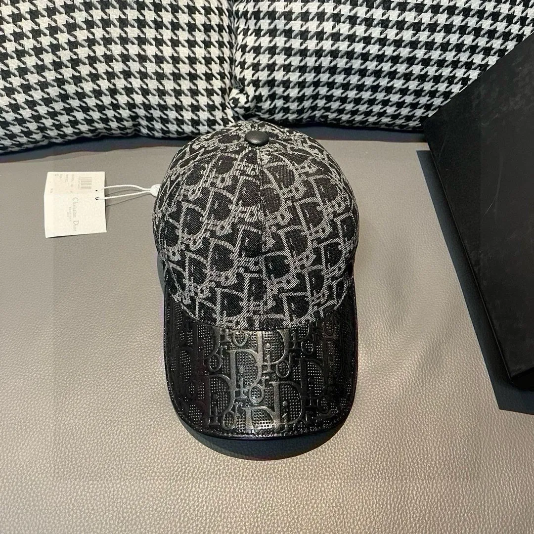P90, Dior's new original baseball cap, Dior presbyopic leather, full of retro charm, 1:1 mold customization, original canvas fabric + first-layer cowhide, pure cotton lining, light and breathable! The quality is great, the basic head circumference is 56cm, and the patch is adjustable.