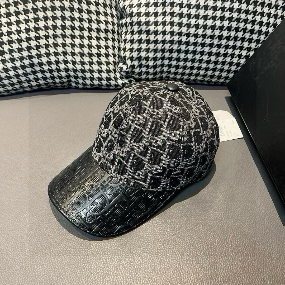P90, Dior's new original baseball cap, Dior presbyopic leather, full of retro charm, 1:1 mold customization, original canvas fabric + first-layer cowhide, pure cotton lining, light and breathable! The quality is great, the basic head circumference is 56cm, and the patch is adjustable.