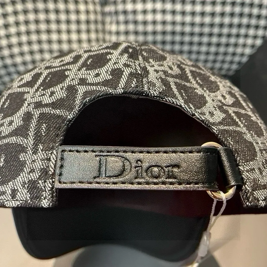 P90, Dior's new original baseball cap, Dior presbyopic leather, full of retro charm, 1:1 mold customization, original canvas fabric + first-layer cowhide, pure cotton lining, light and breathable! The quality is great, the basic head circumference is 56cm, and the patch is adjustable.