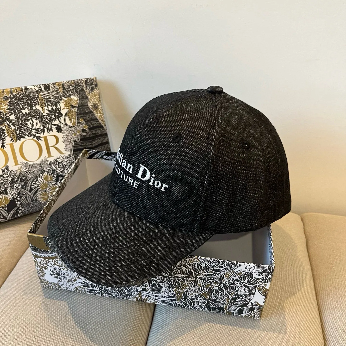 P60 [DIOR Dior] new popular simple baseball cap 🧢, new model shipped, big brand style is super easy to match, hurry up and get it!