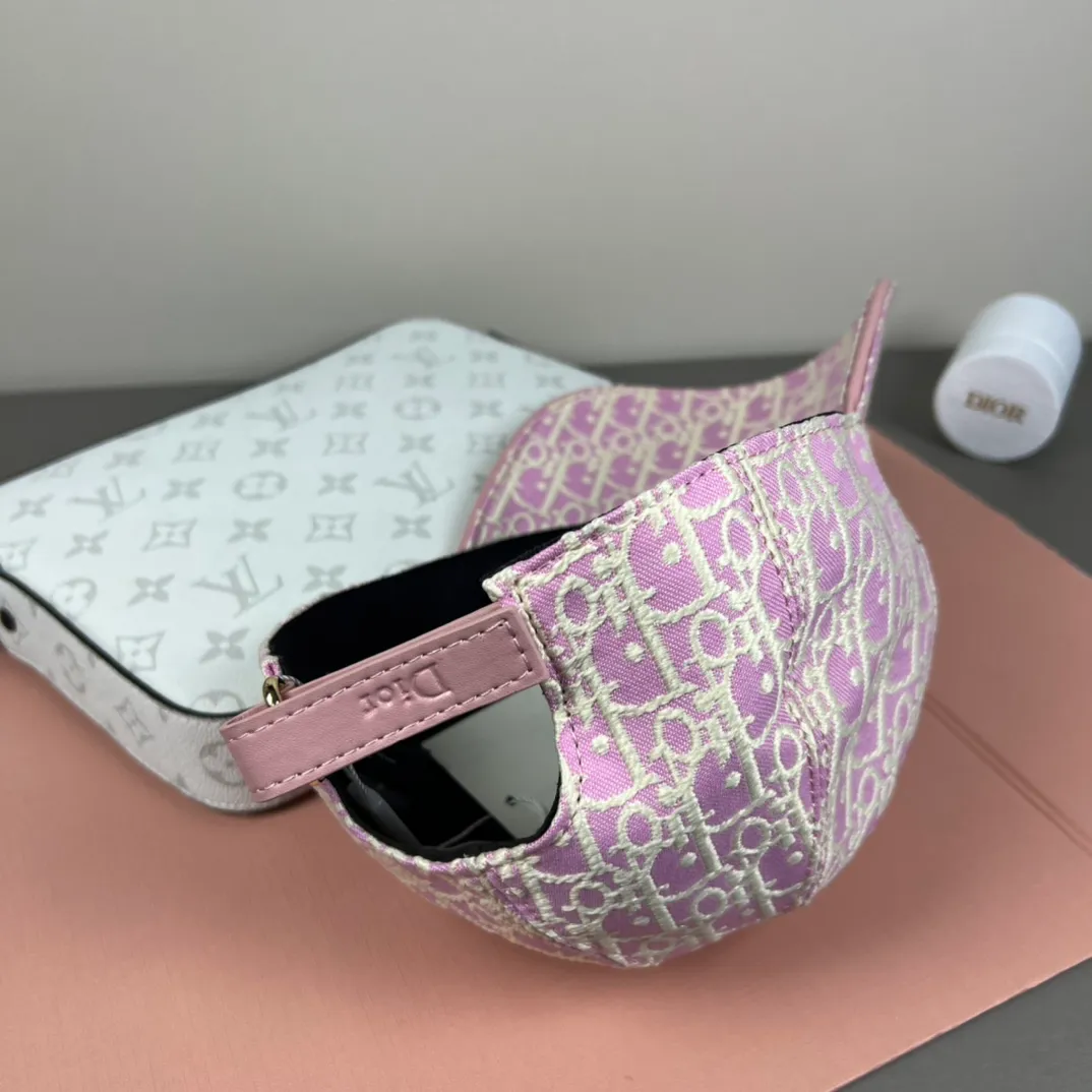 120💰Dior (Dior) new original baseball cap, Dior presbyopia, full of retro charm, popular out of stock at counters, 1:1 mold customization, original canvas fabric + first layer of cowhide, pure cotton lining, light and breathable! The quality is great, the basic head circumference is 56cm, and the patch is adjustable.