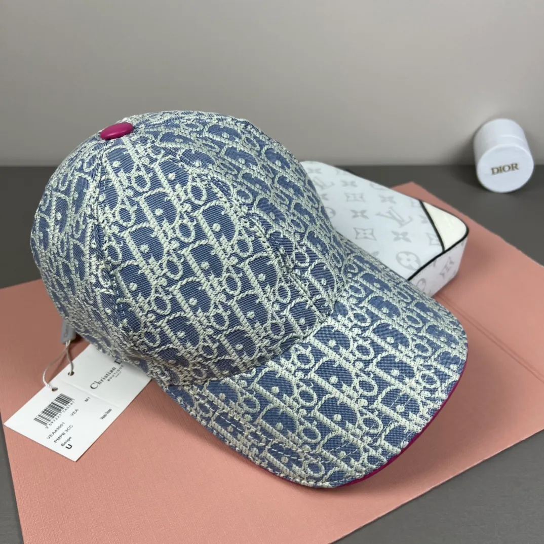 120💰Dior (Dior) new original baseball cap, Dior presbyopia, full of retro charm, popular out of stock at counters, 1:1 mold customization, original canvas fabric + first layer of cowhide, pure cotton lining, light and breathable! The quality is great, the basic head circumference is 56cm, and the patch is adjustable.
