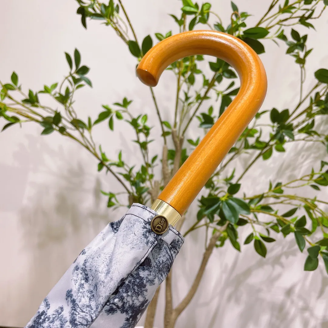 P150 Dior long umbrella is definitely a great benefit for consumers this year. A product not to be missed by Dior lovers. Comes with high-end original packaging🔥🔥The same style as popular stars. Fully automatic one-click opening. Elegant solid wood handle. Luxurious and comfortable. Great grip. The non-alkali fiber ribs have large-angle bending resistance. Very strong and flexible. Strong wind resistance. The unique pattern is luxurious and highlights the taste. It is grand and exquisite. The new coating technology umbrella cloth brings surprising shading effect. Better sun protection and heat insulation performance. Just flick it. The water-repellent effect is visible. The metal umbrella cap is integrated and more wear-resistant than plastic umbrella caps. It brings you higher specifications and better enjoyment. Comes with a gift box.