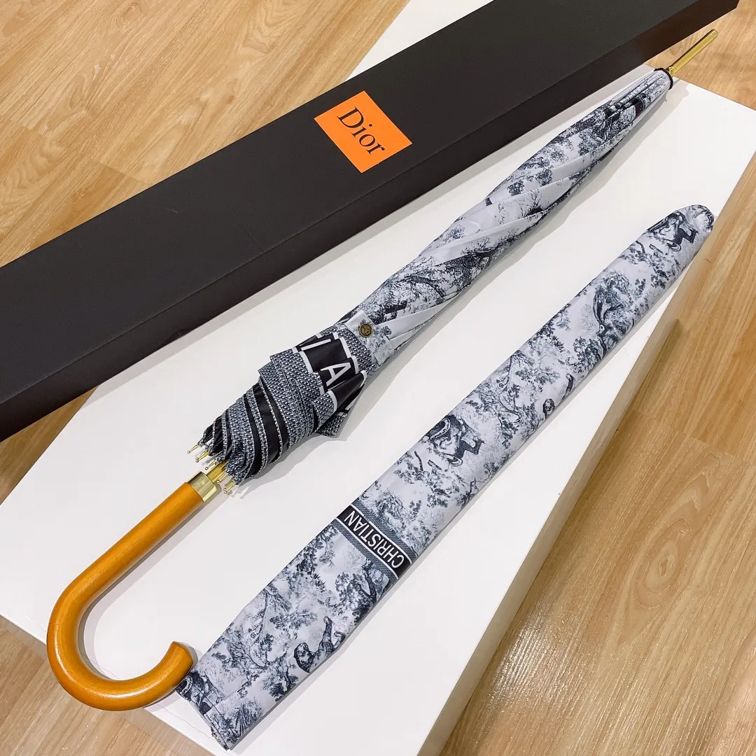 P150 Dior long umbrella is definitely a great benefit for consumers this year. A product not to be missed by Dior lovers. Comes with high-end original packaging🔥🔥The same style as popular stars. Fully automatic one-click opening. Elegant solid wood handle. Luxurious and comfortable. Great grip. The non-alkali fiber ribs have large-angle bending resistance. Very strong and flexible. Strong wind resistance. The unique pattern is luxurious and highlights the taste. It is grand and exquisite. The new coating technology umbrella cloth brings surprising shading effect. Better sun protection and heat insulation performance. Just flick it. The water-repellent effect is visible. The metal umbrella cap is integrated and more wear-resistant than plastic umbrella caps. It brings you higher specifications and better enjoyment. Comes with a gift box.