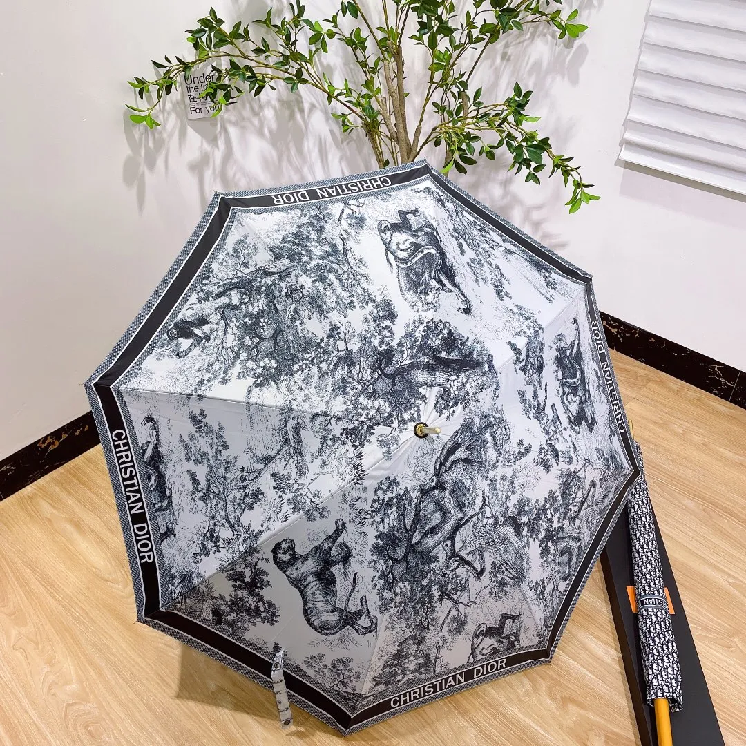 P150 Dior long umbrella is definitely a great benefit for consumers this year. A product not to be missed by Dior lovers. Comes with high-end original packaging🔥🔥The same style as popular stars. Fully automatic one-click opening. Elegant solid wood handle. Luxurious and comfortable. Great grip. The non-alkali fiber ribs have large-angle bending resistance. Very strong and flexible. Strong wind resistance. The unique pattern is luxurious and highlights the taste. It is grand and exquisite. The new coating technology umbrella cloth brings surprising shading effect. Better sun protection and heat insulation performance. Just flick it. The water-repellent effect is visible. The metal umbrella cap is integrated and more wear-resistant than plastic umbrella caps. It brings you higher specifications and better enjoyment. Comes with a gift box.