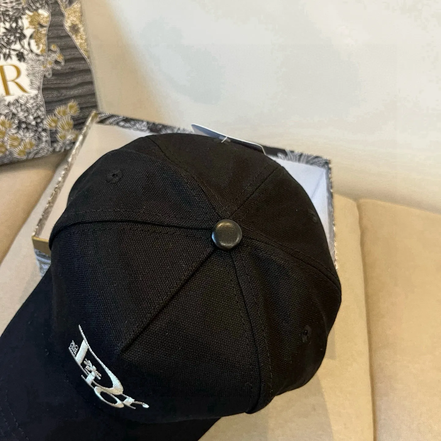 P60 [DIOR Dior] new popular simple baseball cap 🧢, new model shipped, big brand style is super easy to match, hurry up and get it!