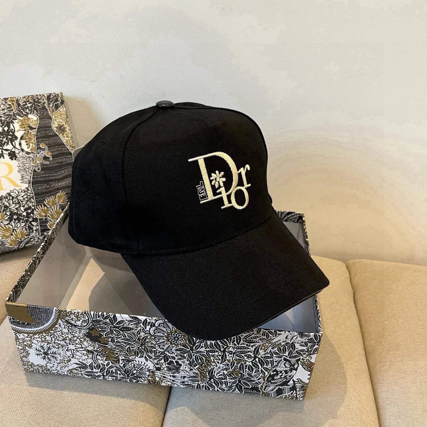 P60 [DIOR Dior] new popular simple baseball cap 🧢, new model shipped, big brand style is super easy to match, hurry up and get it!