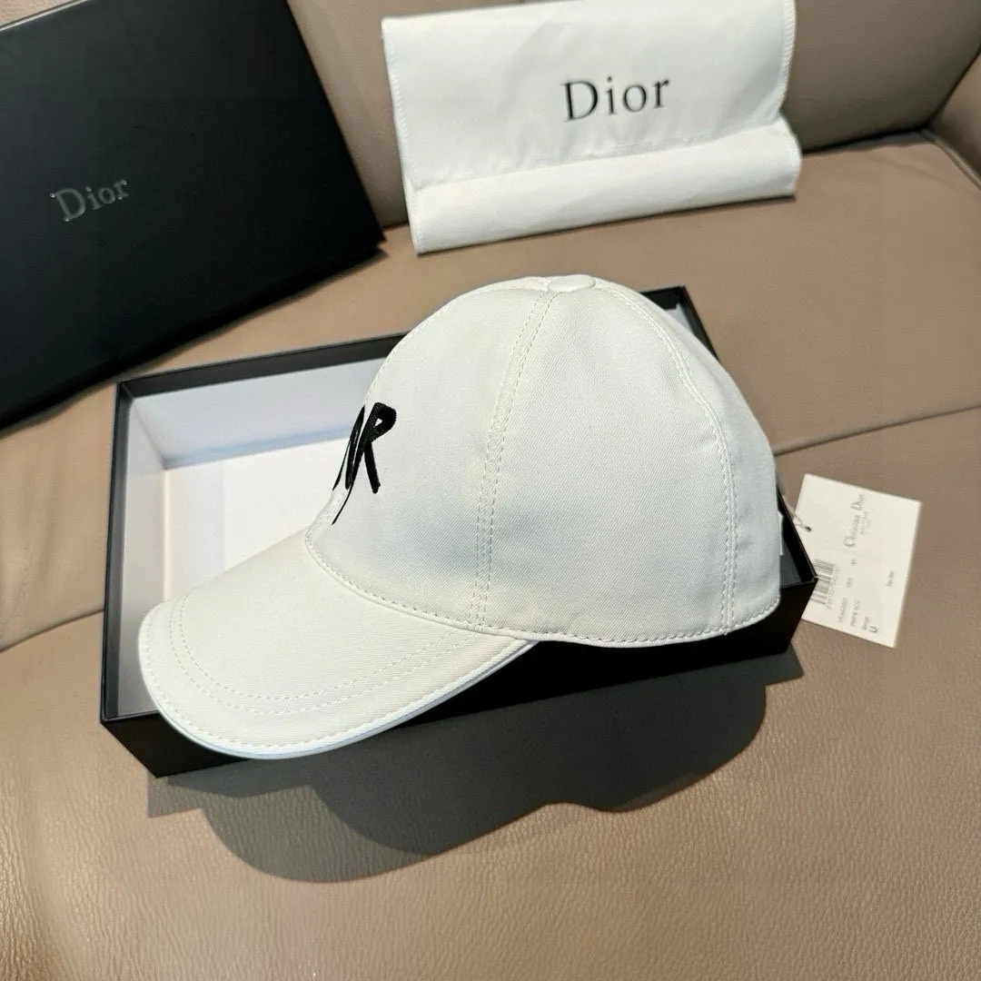 P90, Dior's new original baseball cap, Dior embroidery, the same style as the Internet celebrity, 1:1 mold customization, pure cotton fabric + first layer of cowhide, pure cotton lining, light and breathable! The quality is great, the basic head circumference is 56cm, and the patch is adjustable.