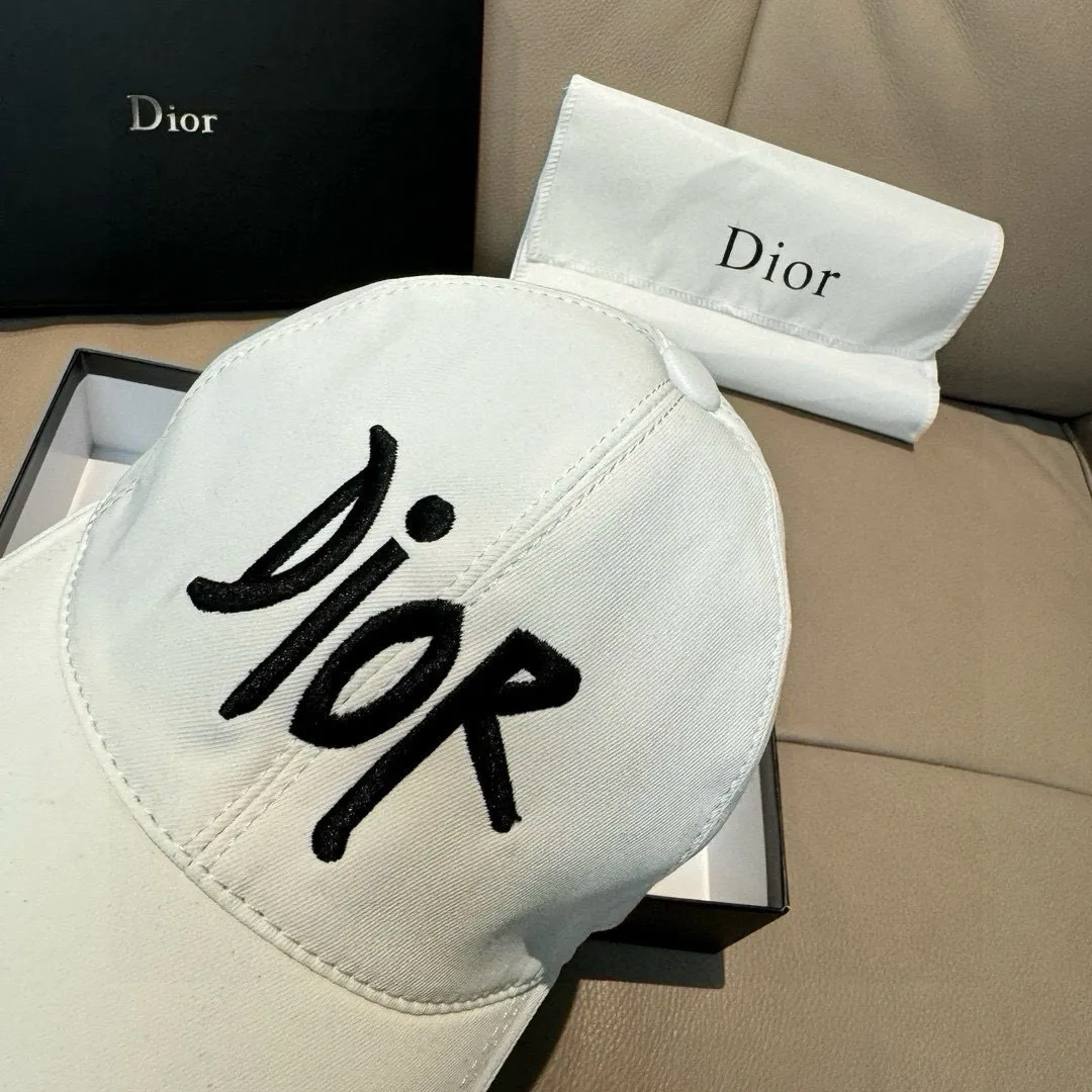 P90, Dior's new original baseball cap, Dior embroidery, the same style as the Internet celebrity, 1:1 mold customization, pure cotton fabric + first layer of cowhide, pure cotton lining, light and breathable! The quality is great, the basic head circumference is 56cm, and the patch is adjustable.