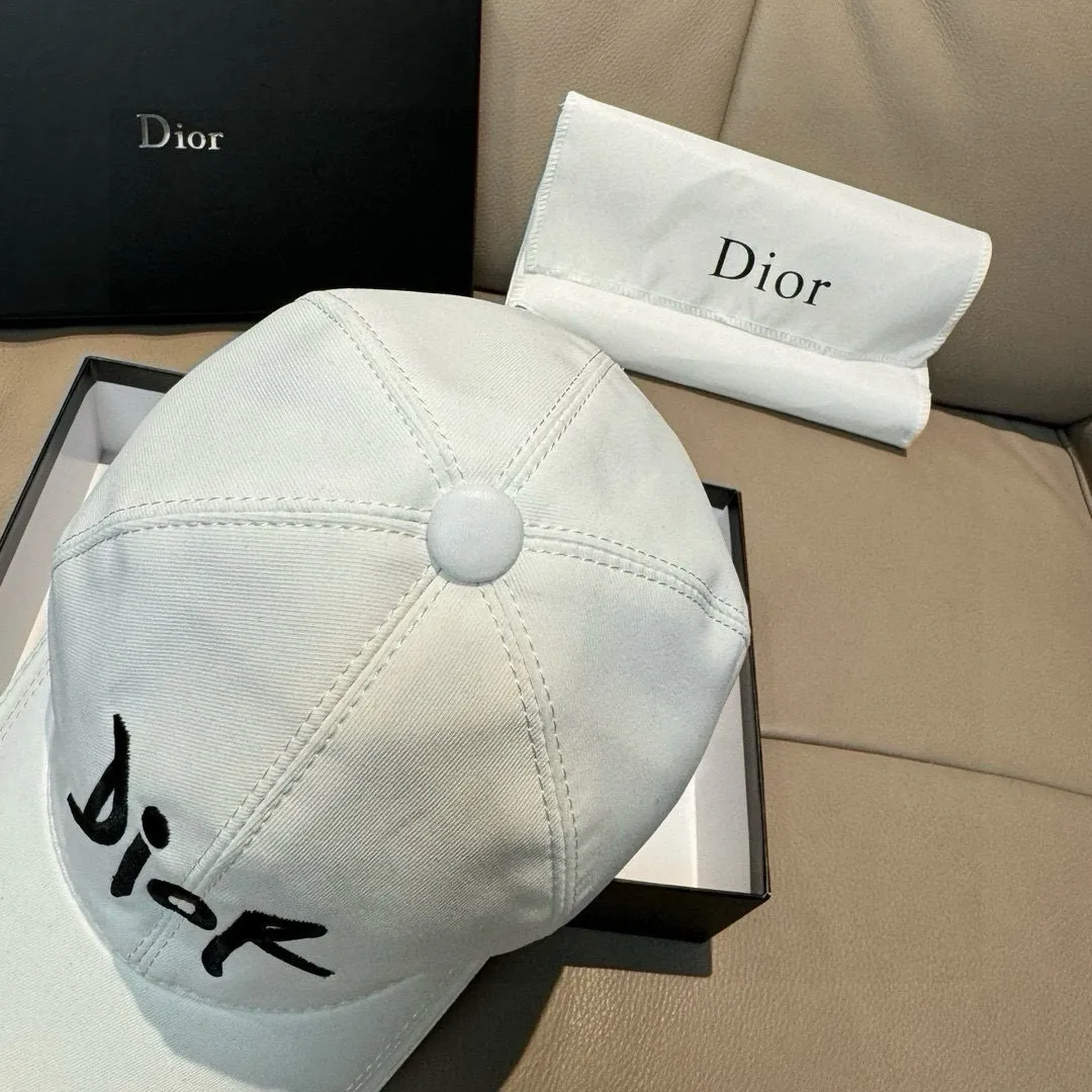 P90, Dior's new original baseball cap, Dior embroidery, the same style as the Internet celebrity, 1:1 mold customization, pure cotton fabric + first layer of cowhide, pure cotton lining, light and breathable! The quality is great, the basic head circumference is 56cm, and the patch is adjustable.