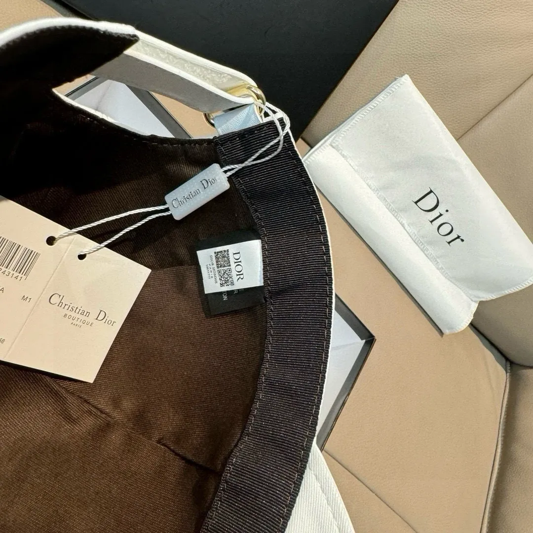 P90, Dior's new original baseball cap, Dior embroidery, the same style as the Internet celebrity, 1:1 mold customization, pure cotton fabric + first layer of cowhide, pure cotton lining, light and breathable! The quality is great, the basic head circumference is 56cm, and the patch is adjustable.