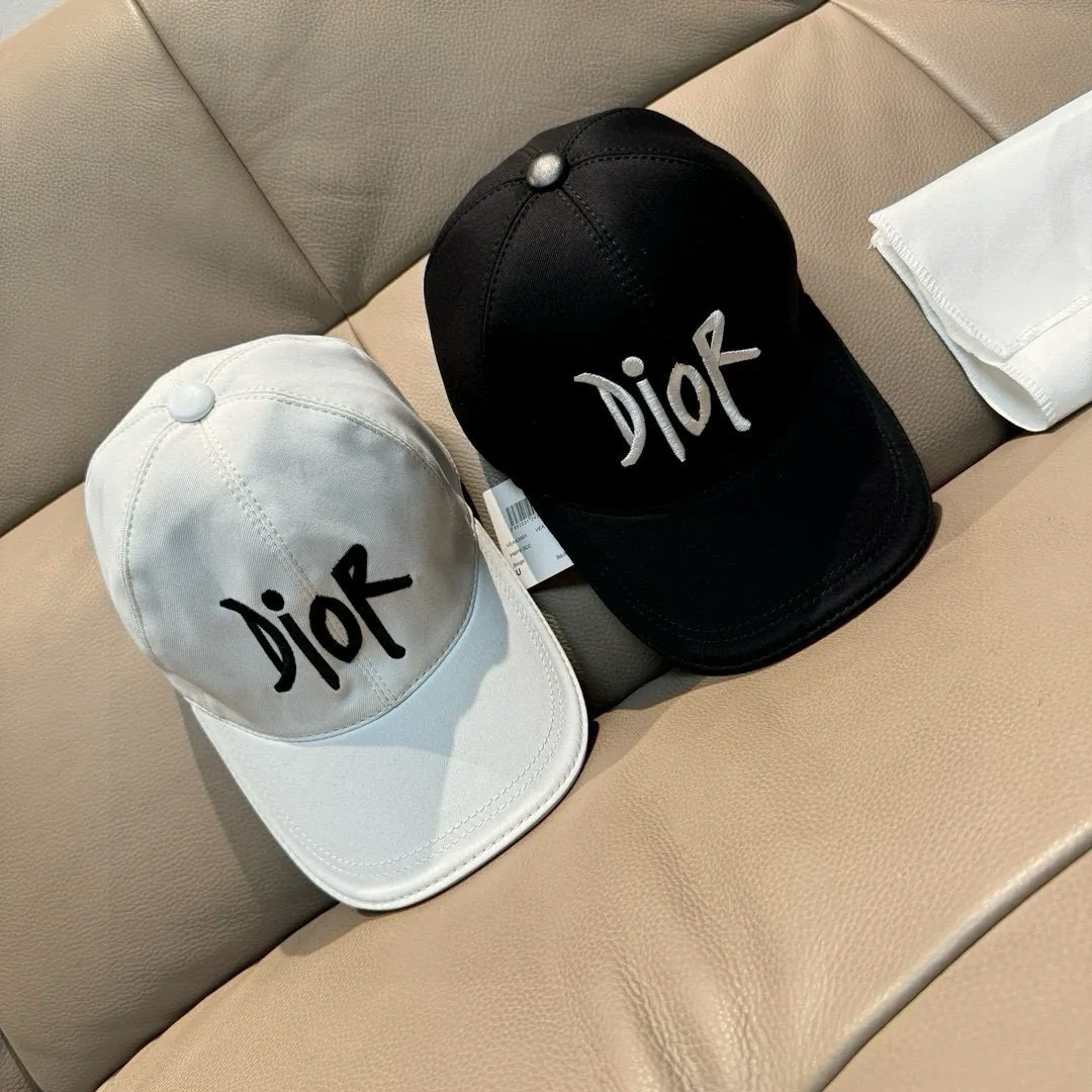 P90, Dior's new original baseball cap, Dior embroidery, the same style as the Internet celebrity, 1:1 mold customization, pure cotton fabric + first layer of cowhide, pure cotton lining, light and breathable! The quality is great, the basic head circumference is 56cm, and the patch is adjustable.