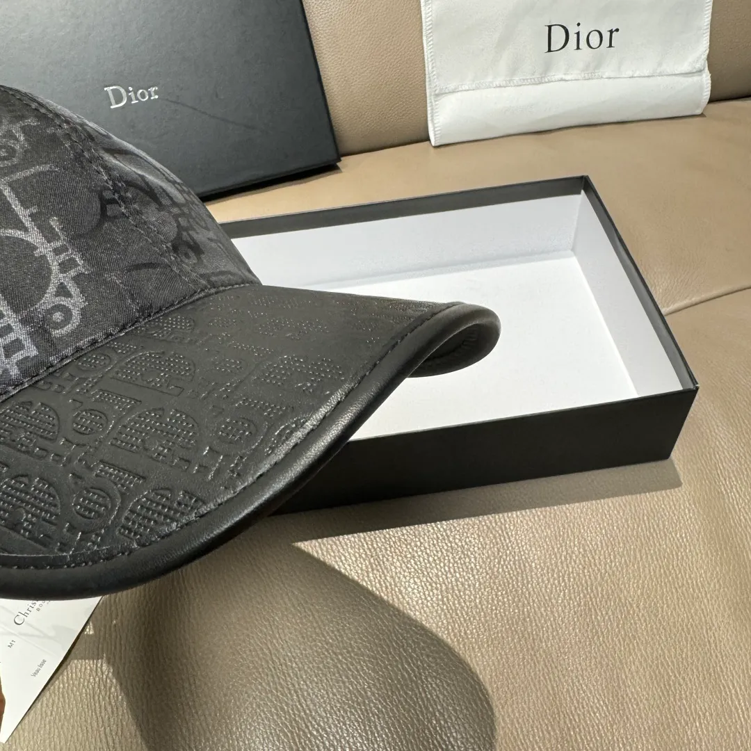 P90, Dior's new original baseball cap, Dior presbyopic leather, full of retro charm, 1:1 mold customization, original satin fabric + first-layer cowhide, pure cotton lining, light and breathable! The quality is great, the basic head circumference is 56cm, and the patch is adjustable.