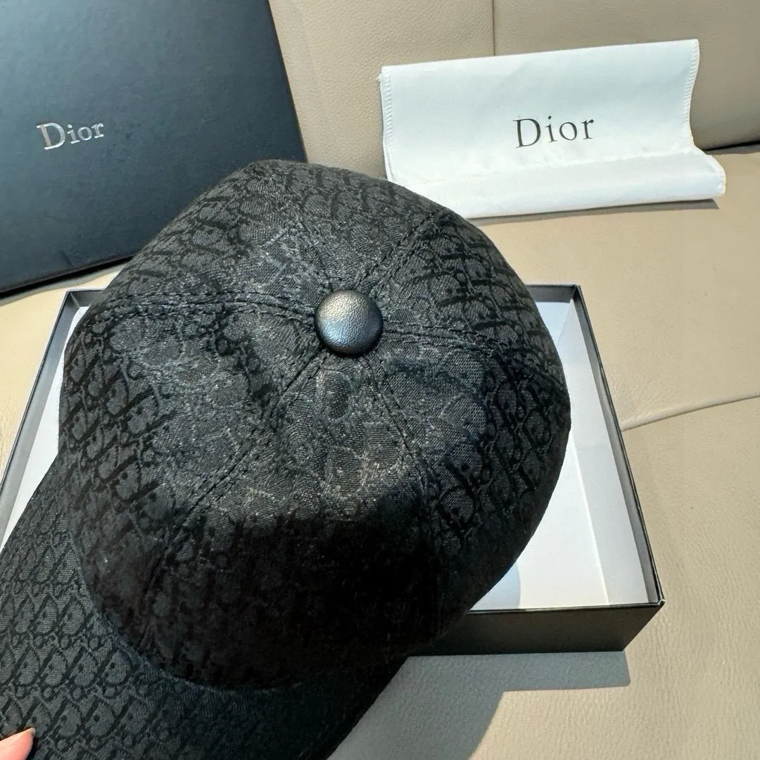 p90 New model shipped, Dior (Dior) new original baseball cap, Dior presbyopia, full of retro charm, popular out of stock at counters, 1:1 mold customization, original canvas fabric + first layer of cowhide, pure cotton lining, light and breathable! The quality is great, the basic head circumference is 56cm, and the patch is adjustable.