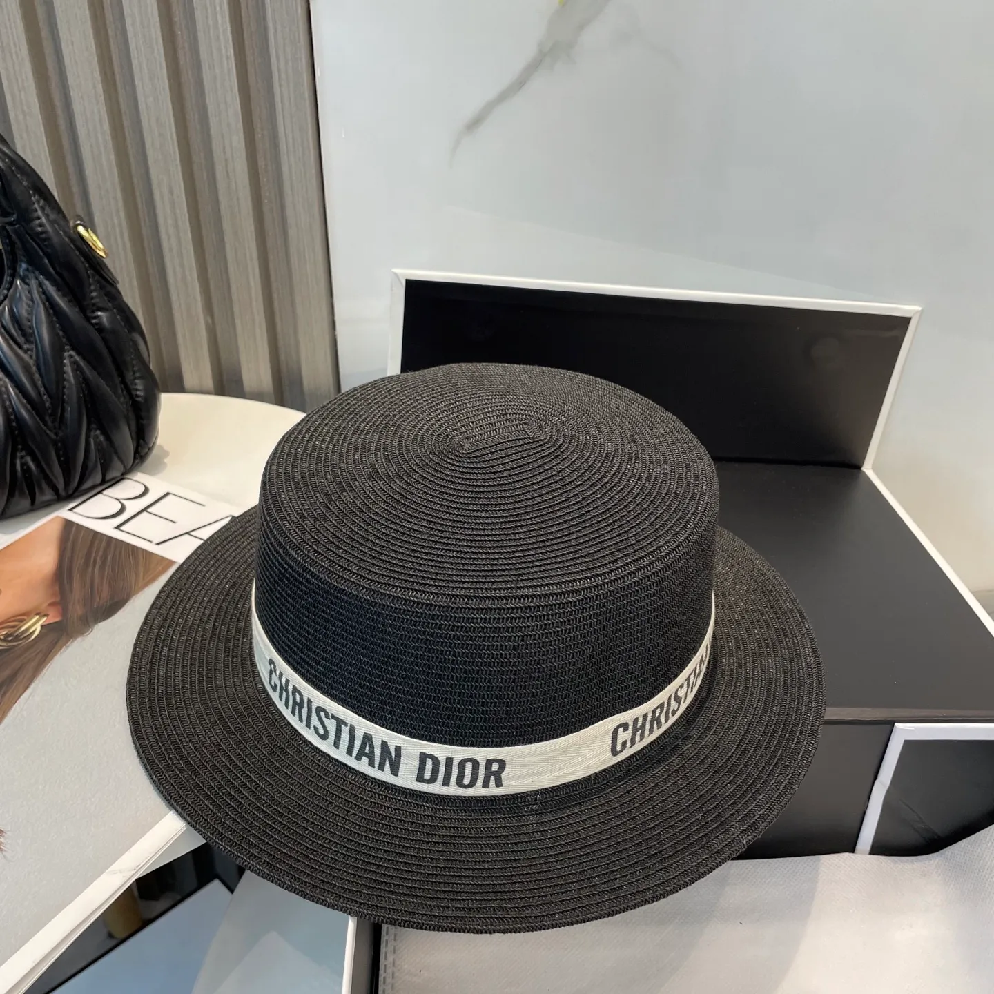P60 Dior flat-top straw hat is versatile and does not matter the face shape. The flat brim does not block the line of sight. It is more practical. It is easy to wear for daily use and travel. It has an Instagram style and is particularly photogenic. It has an adjustment strap inside.