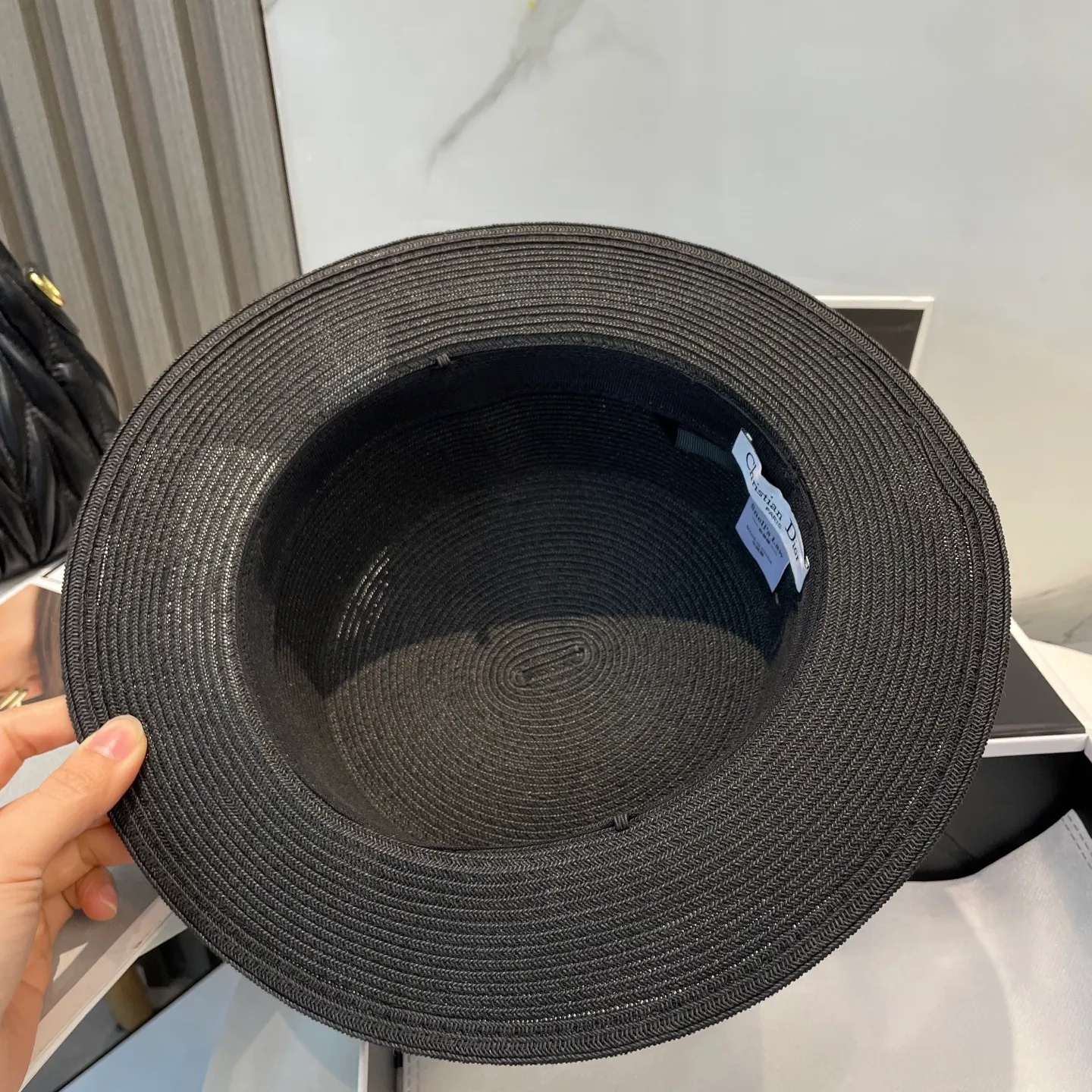P60 Dior flat-top straw hat is versatile and does not matter the face shape. The flat brim does not block the line of sight. It is more practical. It is easy to wear for daily use and travel. It has an Instagram style and is particularly photogenic. It has an adjustment strap inside.