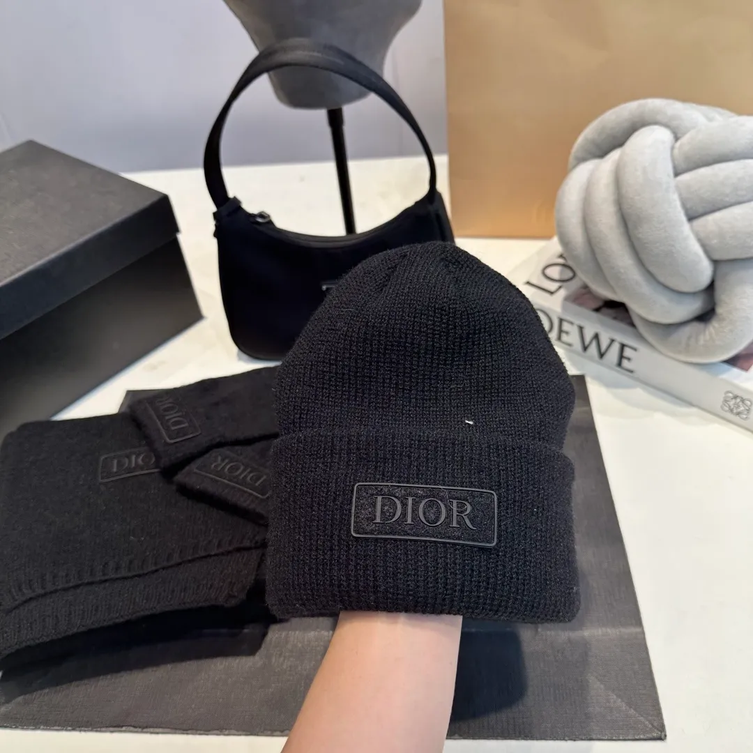P150 Dior official website latest wool knitted hat + scarf + gloves set original order. Very soft and skin-friendly, very elastic 💓 Textured and very versatile style ~ Warm cashmere woolen hat, one size fits all and elastic ~ Unisex, can be worn by any head size. Really recommended