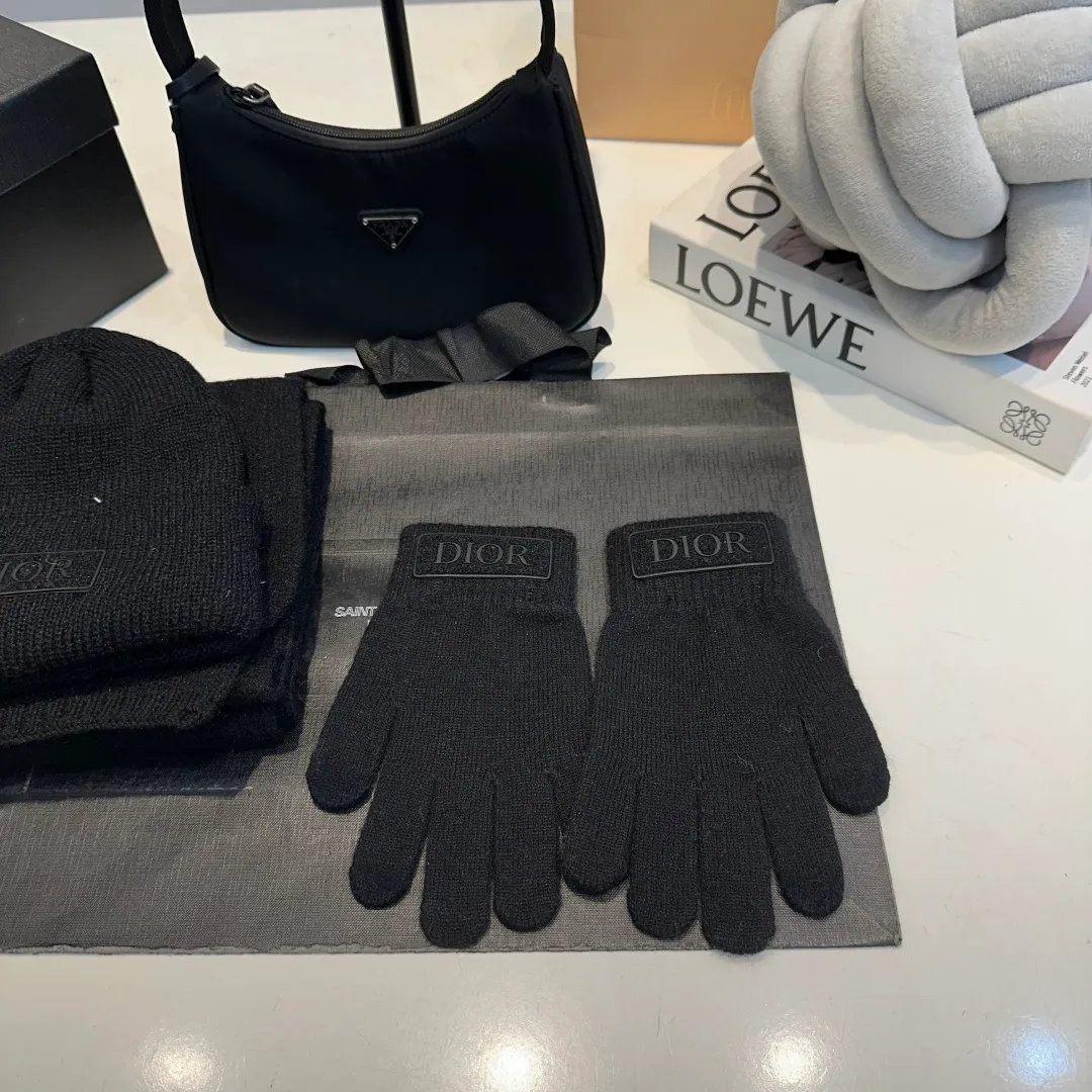 P150 Dior official website latest wool knitted hat + scarf + gloves set original order. Very soft and skin-friendly, very elastic 💓 Textured and very versatile style ~ Warm cashmere woolen hat, one size fits all and elastic ~ Unisex, can be worn by any head size. Really recommended