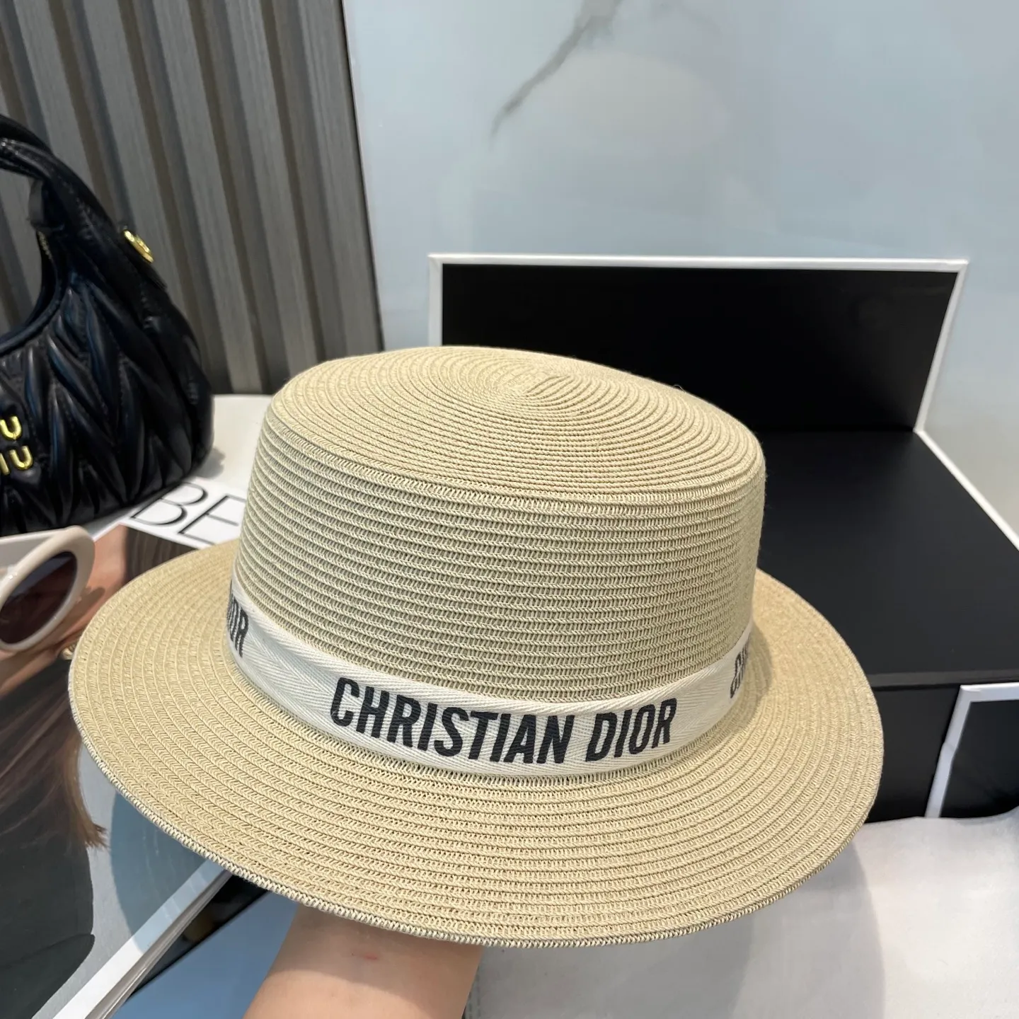 P60 Dior flat-top straw hat is versatile and does not matter the face shape. The flat brim does not block the line of sight. It is more practical. It is easy to wear for daily use and travel. It has an Instagram style and is particularly photogenic. It has an adjustment strap inside.