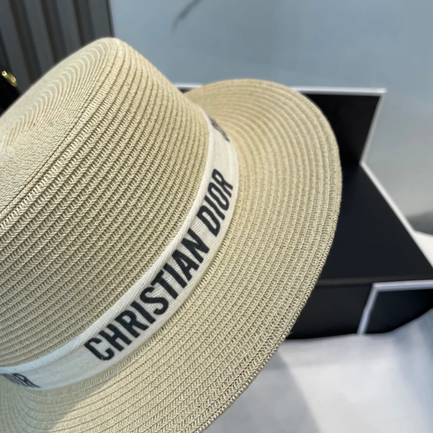 P60 Dior flat-top straw hat is versatile and does not matter the face shape. The flat brim does not block the line of sight. It is more practical. It is easy to wear for daily use and travel. It has an Instagram style and is particularly photogenic. It has an adjustment strap inside.